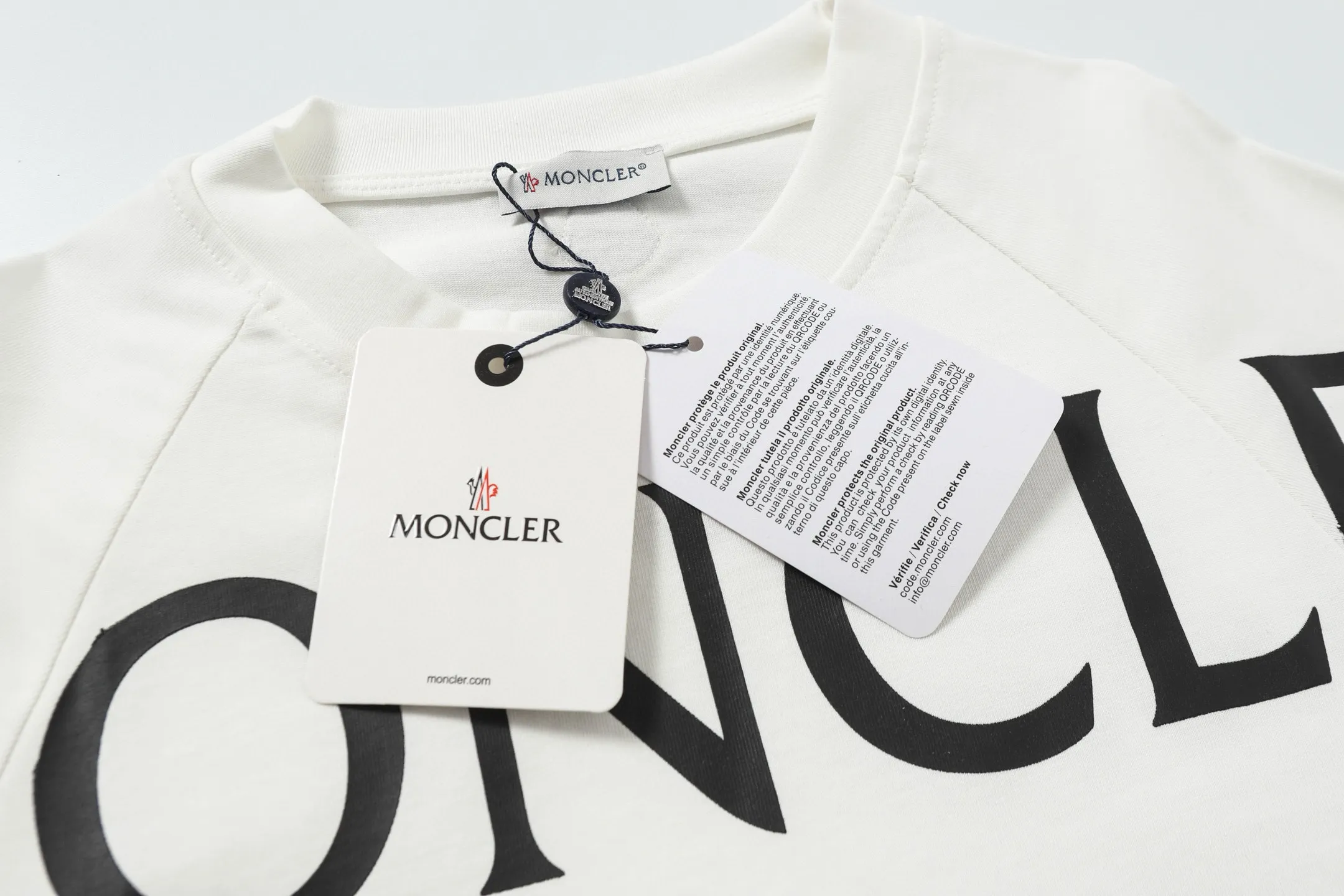 P140 Style No.: 833 〈MONCLER〉The price of the mousse is actually quite advantageous. Those who have been to the counters should know that the price of the mousse is not much cheaper than Gucci Burberry. It is just relatively low-key and unwilling to hype. It is a picture that you want to buy or not. It has an arrogant existence... Exclusively customized 270 grams of 32-count double yarn smooth cotton. The texture is very soft and comfortable. 100% different from the top fabrics in the market (does not shrink, deform, or pill). Paired with 320g 1*1 thread (fabric threads are dyed in the same vat, no color difference, threads are not easily deformed). Heavy embroidery is laminated, and the customer's upper body will not be scratched. Color: Black White Size: S-XL