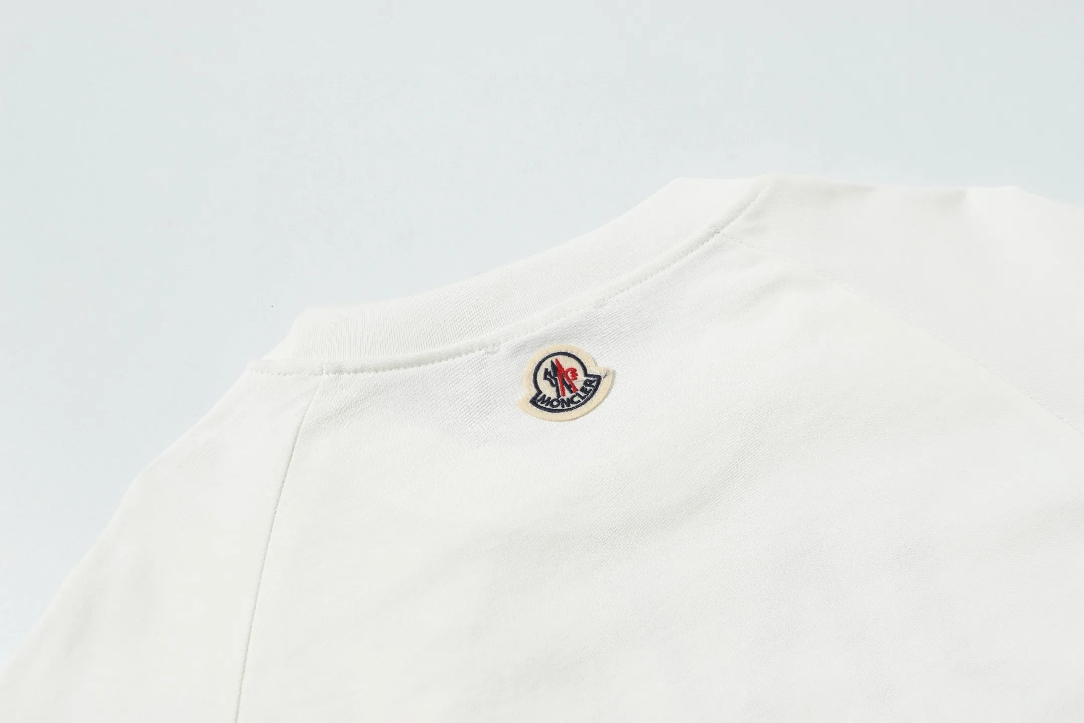 P140 Style No.: 833 〈MONCLER〉The price of the mousse is actually quite advantageous. Those who have been to the counters should know that the price of the mousse is not much cheaper than Gucci Burberry. It is just relatively low-key and unwilling to hype. It is a picture that you want to buy or not. It has an arrogant existence... Exclusively customized 270 grams of 32-count double yarn smooth cotton. The texture is very soft and comfortable. 100% different from the top fabrics in the market (does not shrink, deform, or pill). Paired with 320g 1*1 thread (fabric threads are dyed in the same vat, no color difference, threads are not easily deformed). Heavy embroidery is laminated, and the customer's upper body will not be scratched. Color: Black White Size: S-XL