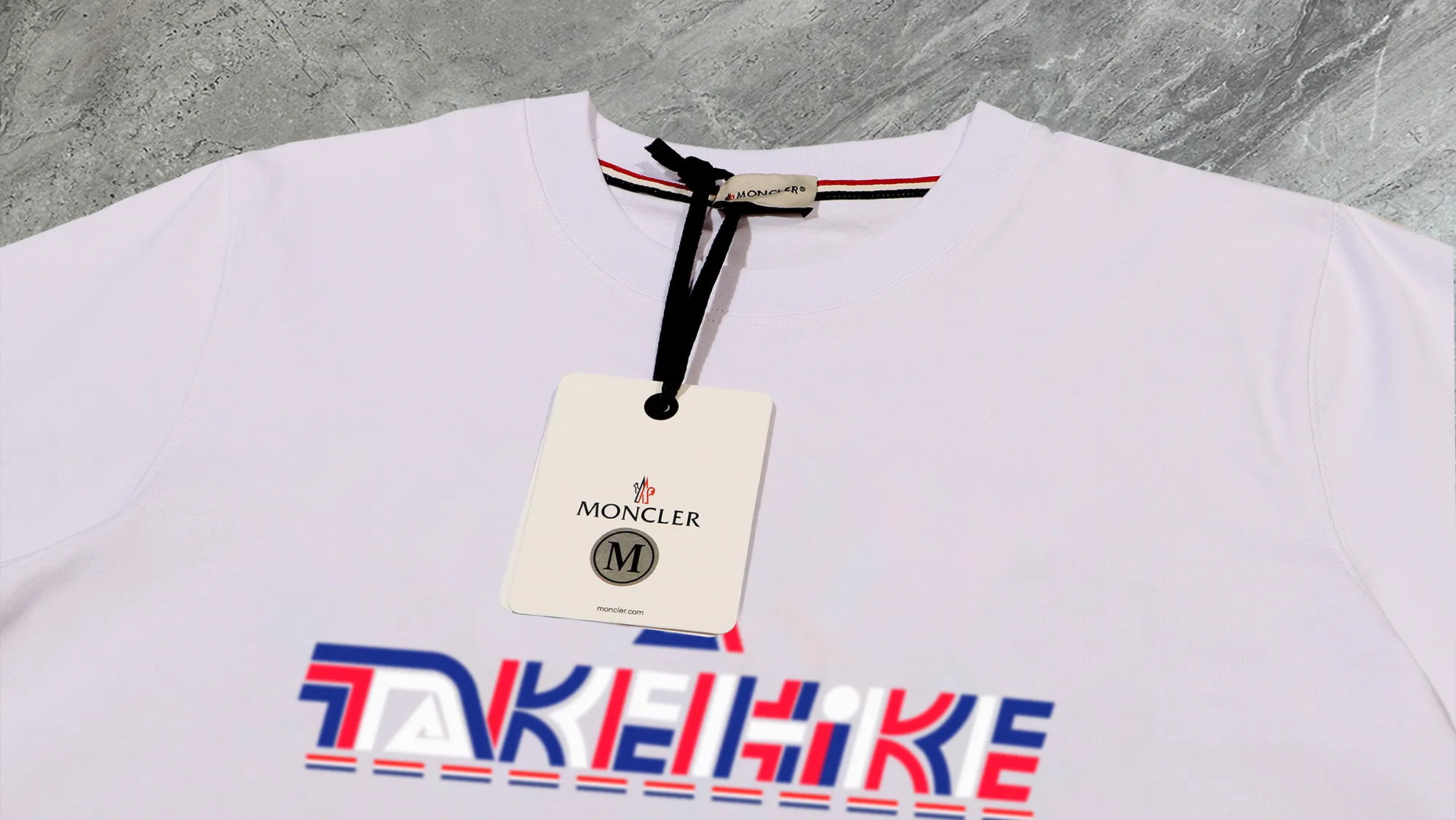 P210 High-version sweatshirt) [Long-term stock] 〖𝐌𝐎𝐍𝐂𝐋𝐄𝐑~Mask〗 Made of 440g heavy-weight fabric. It is different from the market currency. It can be matched with any variety and is properly handsome. 😎The whole dress is made of double waistcoats. The double waistcoats make the whole dress more three-dimensional. Not ordinary factories can do such fine work. 2025 Spring runway version of the T stage, on sale at the counter, round neck terry sweatshirt, high-end double-strand pure cotton, custom-made stretch ribs, dyed in the same vat, complete with three standards, matched with exquisite embroidered LOGO on the chest, simple and advanced, same style for men and women. Color: black, apricot, white, size: S M L XL 2XL