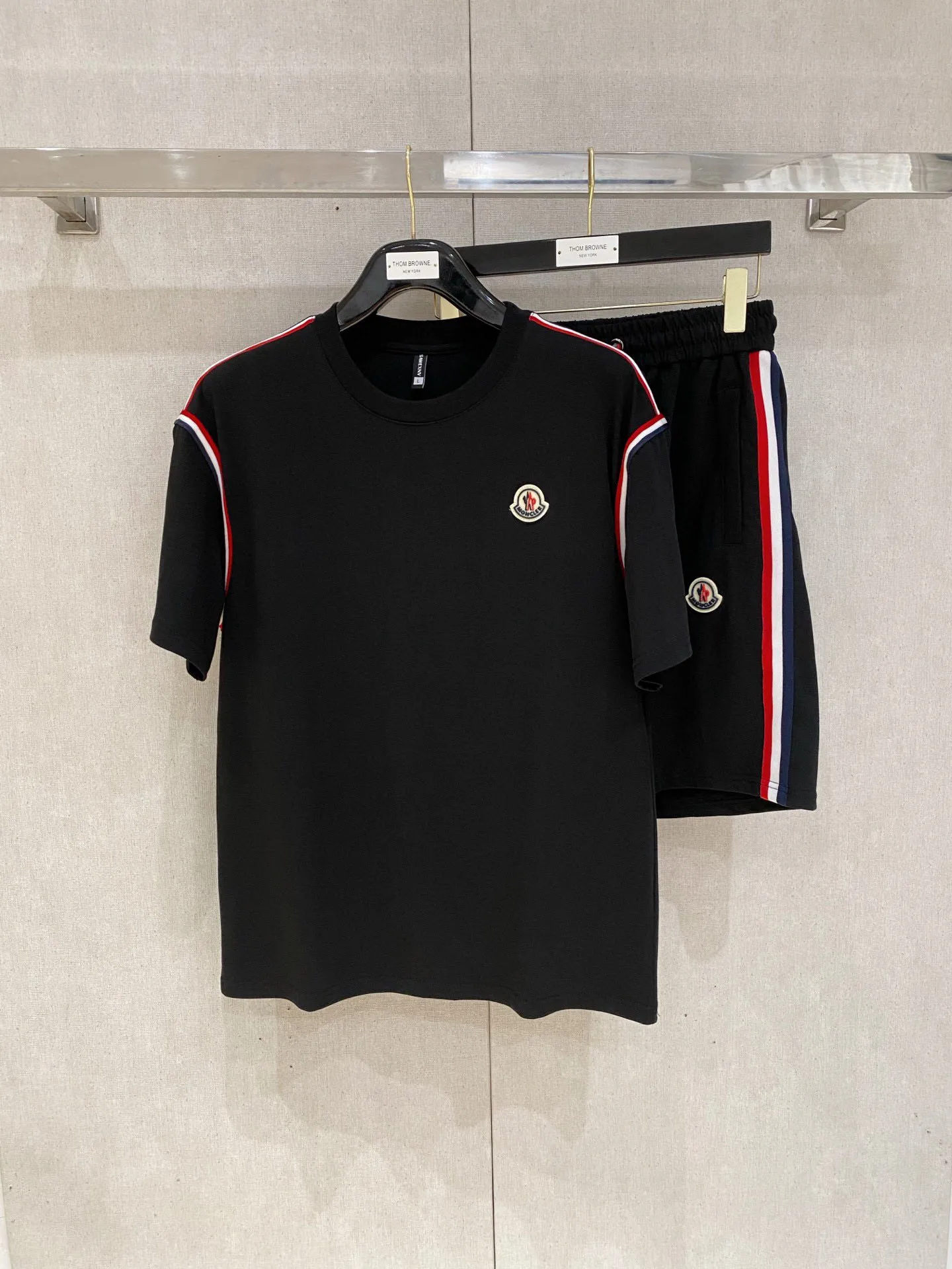 P560 Brand [MONCLER Mouth Covered] 2025 round neck short-sleeved shorts suit. The pure cotton fabric upper body will not be stuffy, the smooth and comfortable skin-friendly effect is more breathable, the fabric has its own texture, classic logo technology, a new interpretation from a unique angle, the first choice for fashion and versatility! Size: M-3XL (maximum wear: 190 pounds)