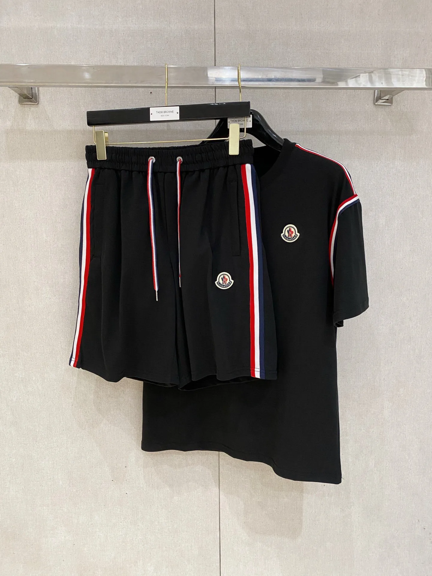P560 Brand [MONCLER Mouth Covered] 2025 round neck short-sleeved shorts suit. The pure cotton fabric upper body will not be stuffy, the smooth and comfortable skin-friendly effect is more breathable, the fabric has its own texture, classic logo technology, a new interpretation from a unique angle, the first choice for fashion and versatility! Size: M-3XL (maximum wear: 190 pounds)