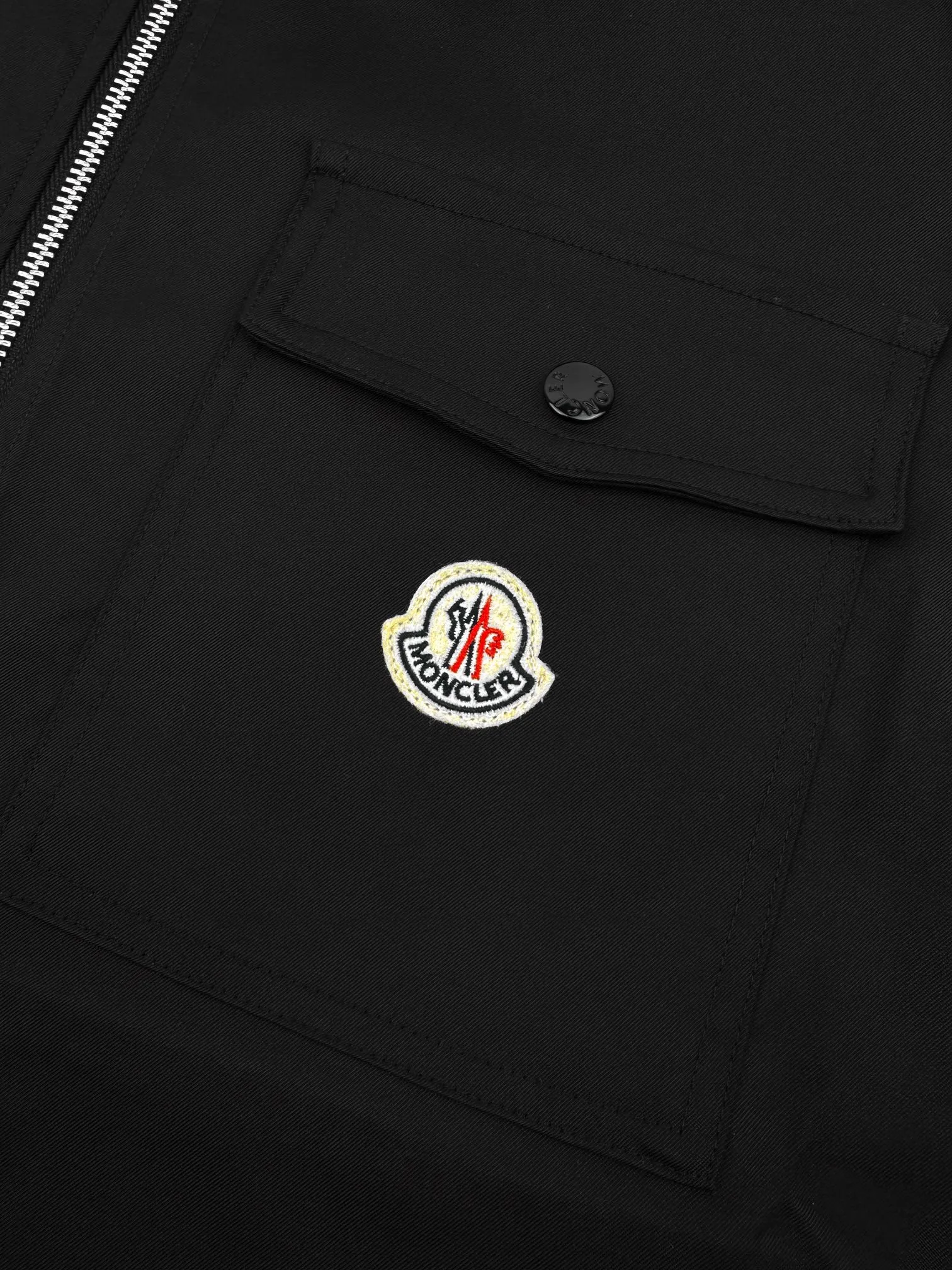 P460 Moncler logo zipper shirt jacket. Customized high-quality cotton hidden pattern gabardine. Full of texture. Comfortable and close to the skin. With pure black as the base color, calm and restrained and full of power. The iconic Moncler logo embroidered logo is embellished on it to increase brand recognition. Simple and smooth lines. The zipper opening and closing also follows the principle of minimalism. Use simplicity as the pen and texture as the ink. Use the simplest elements to outline the most moving fashion picture. Process 1: Imported special machine infrared is used to locate the "Moncler logo embroidery", the position is more precise and firm. Process 2: Template machine to open the bag. The preset template guides the position, shape and size of the bag. The accuracy ensures the quality of the bag opening. Process 3: The fabrics are washed and have a better hand feel. Not easy to deform, not easy to shrink, not easy to fade, and maintain long-term beauty. Accessories: Customized 1:1 Moncler embroidered logo Customized 1:1 Moncler snap button Customized 1:1 Moncler zipper Customized 1:1 Moncler trademark Fit: Loose fit Size: S M L XL Style number: 25304