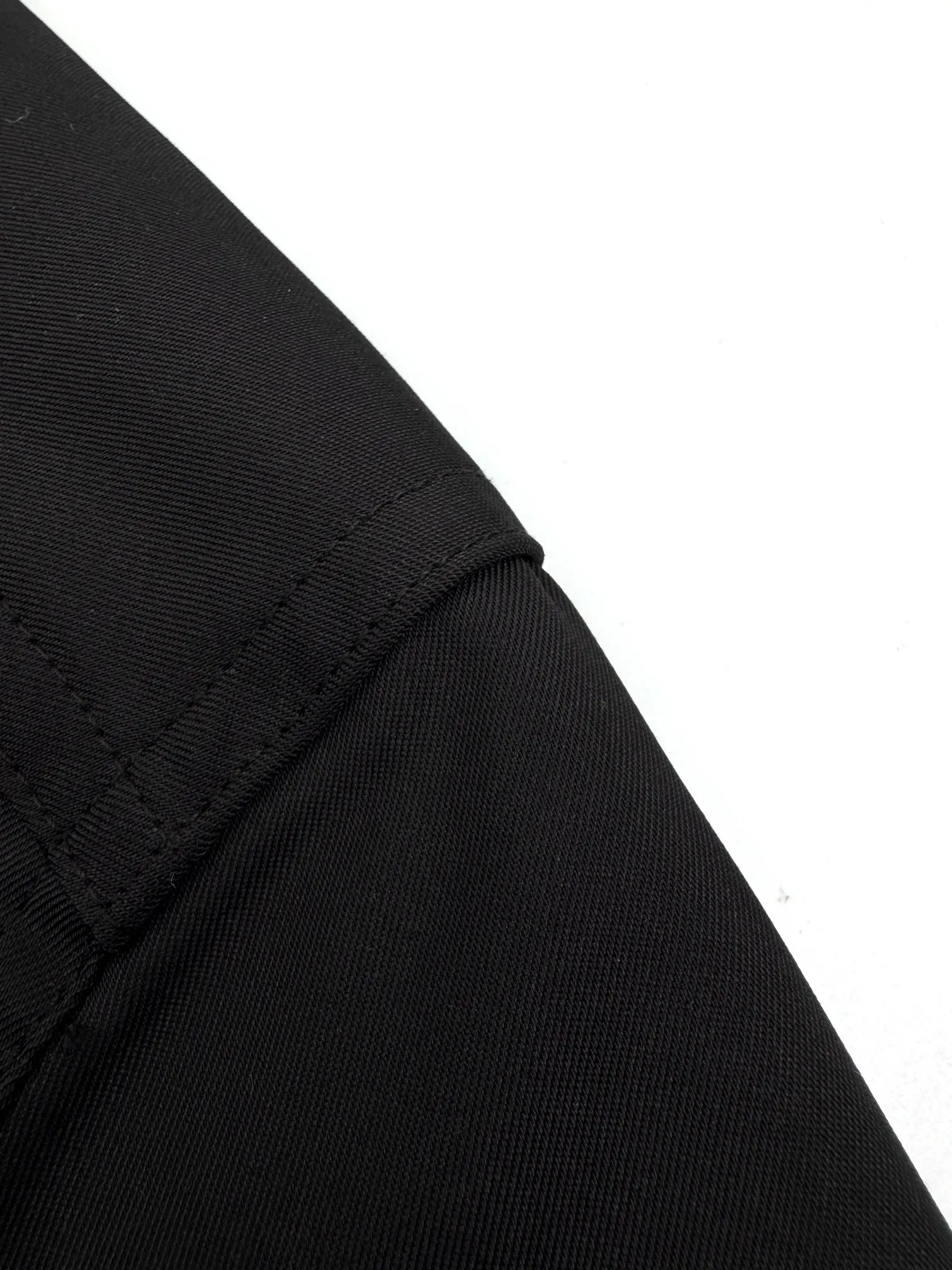 P460 Moncler logo zipper shirt jacket. Customized high-quality cotton hidden pattern gabardine. Full of texture. Comfortable and close to the skin. With pure black as the base color, calm and restrained and full of power. The iconic Moncler logo embroidered logo is embellished on it to increase brand recognition. Simple and smooth lines. The zipper opening and closing also follows the principle of minimalism. Use simplicity as the pen and texture as the ink. Use the simplest elements to outline the most moving fashion picture. Process 1: Imported special machine infrared is used to locate the "Moncler logo embroidery", the position is more precise and firm. Process 2: Template machine to open the bag. The preset template guides the position, shape and size of the bag. The accuracy ensures the quality of the bag opening. Process 3: The fabrics are washed and have a better hand feel. Not easy to deform, not easy to shrink, not easy to fade, and maintain long-term beauty. Accessories: Customized 1:1 Moncler embroidered logo Customized 1:1 Moncler snap button Customized 1:1 Moncler zipper Customized 1:1 Moncler trademark Fit: Loose fit Size: S M L XL Style number: 25304