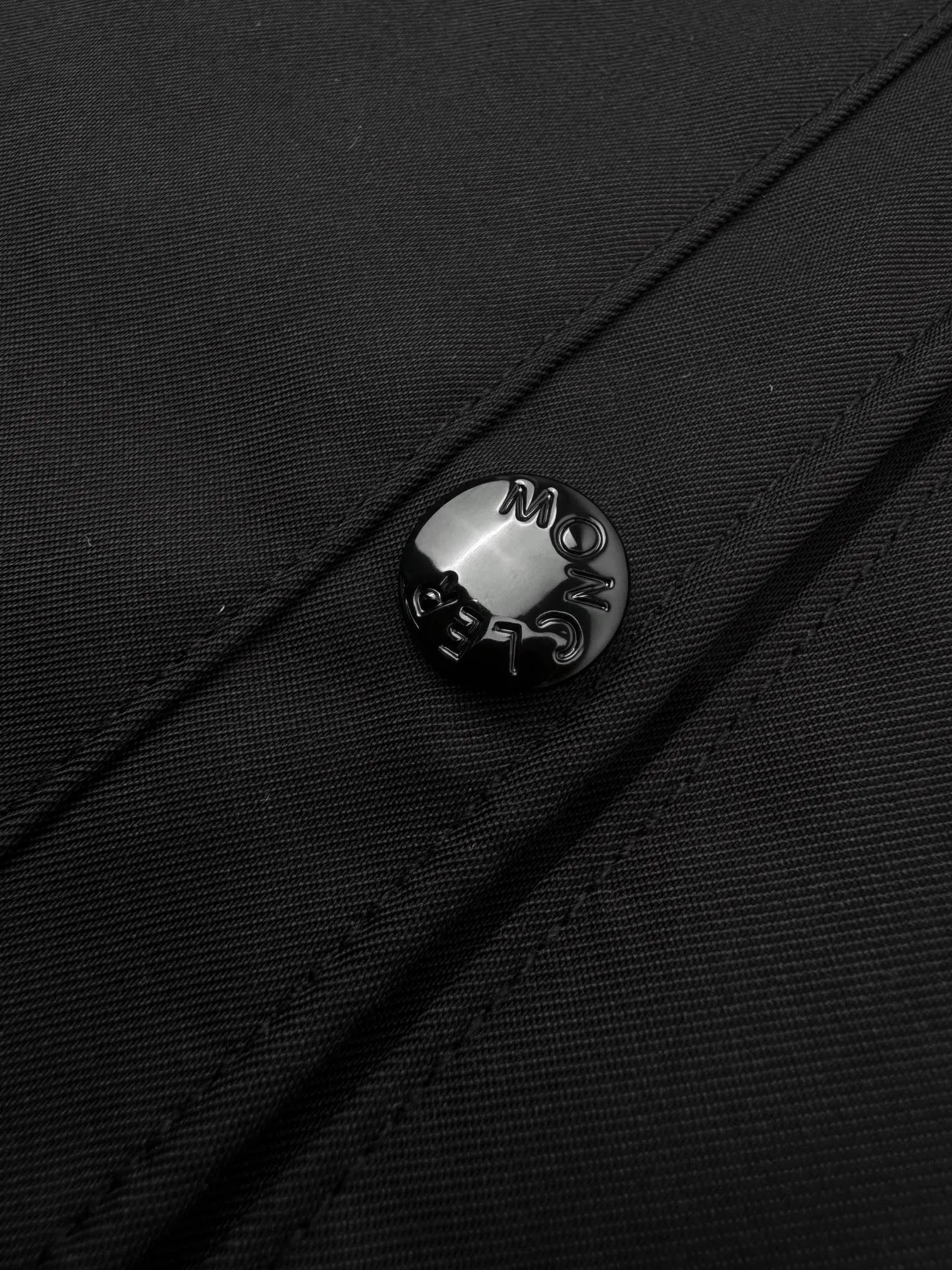 P460 Moncler logo zipper shirt jacket. Customized high-quality cotton hidden pattern gabardine. Full of texture. Comfortable and close to the skin. With pure black as the base color, calm and restrained and full of power. The iconic Moncler logo embroidered logo is embellished on it to increase brand recognition. Simple and smooth lines. The zipper opening and closing also follows the principle of minimalism. Use simplicity as the pen and texture as the ink. Use the simplest elements to outline the most moving fashion picture. Process 1: Imported special machine infrared is used to locate the "Moncler logo embroidery", the position is more precise and firm. Process 2: Template machine to open the bag. The preset template guides the position, shape and size of the bag. The accuracy ensures the quality of the bag opening. Process 3: The fabrics are washed and have a better hand feel. Not easy to deform, not easy to shrink, not easy to fade, and maintain long-term beauty. Accessories: Customized 1:1 Moncler embroidered logo Customized 1:1 Moncler snap button Customized 1:1 Moncler zipper Customized 1:1 Moncler trademark Fit: Loose fit Size: S M L XL Style number: 25304