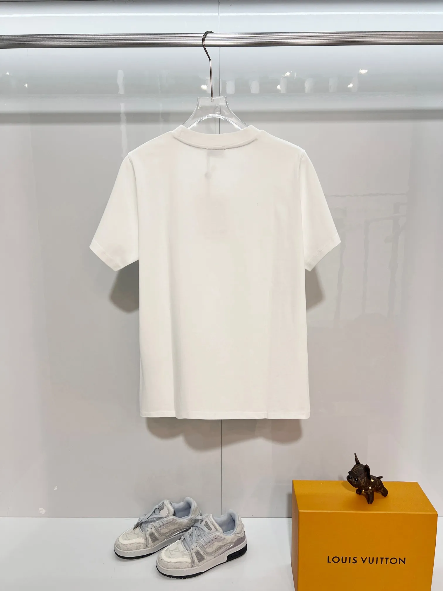 P150 MONCLER/Muzzled 300g pure cotton round neck short-sleeved T-shirt. Brand classic. Color-blocking graffiti letters LOGO embossing process. 2025ss official synchronization. High version. High quality. Fashionable personality. Versatile trend. Pure original quality. Original fabric. Tag. Collar label. Washed wheat. Complete three standards. Color: Black. White. Size: S M L XL XXL