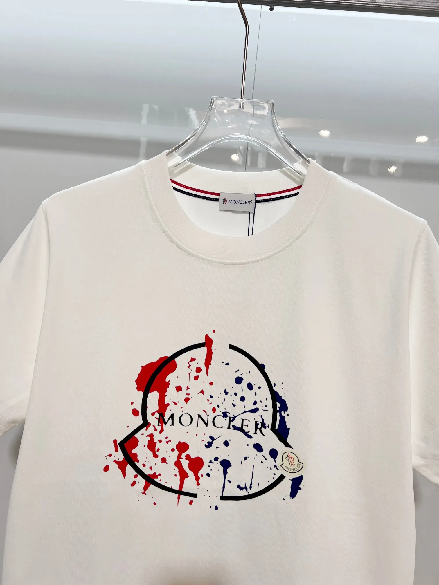 P150 MONCLER/Muzzled 300g pure cotton round neck short-sleeved T-shirt. Brand classic. Color-blocking graffiti letters LOGO embossing process. 2025ss official synchronization. High version. High quality. Fashionable personality. Versatile trend. Pure original quality. Original fabric. Tag. Collar label. Washed wheat. Complete three standards. Color: Black. White. Size: S M L XL XXL