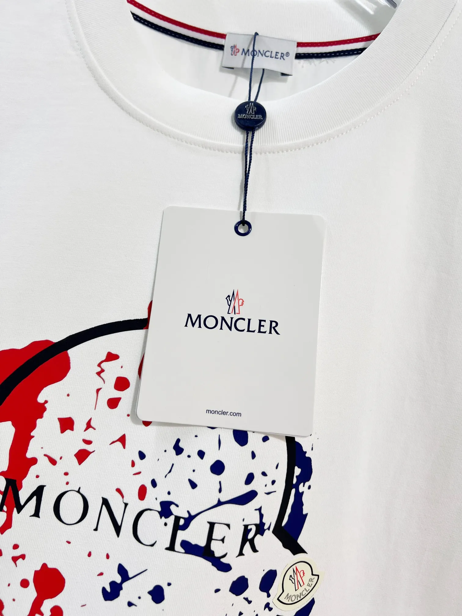 P150 MONCLER/Muzzled 300g pure cotton round neck short-sleeved T-shirt. Brand classic. Color-blocking graffiti letters LOGO embossing process. 2025ss official synchronization. High version. High quality. Fashionable personality. Versatile trend. Pure original quality. Original fabric. Tag. Collar label. Washed wheat. Complete three standards. Color: Black. White. Size: S M L XL XXL