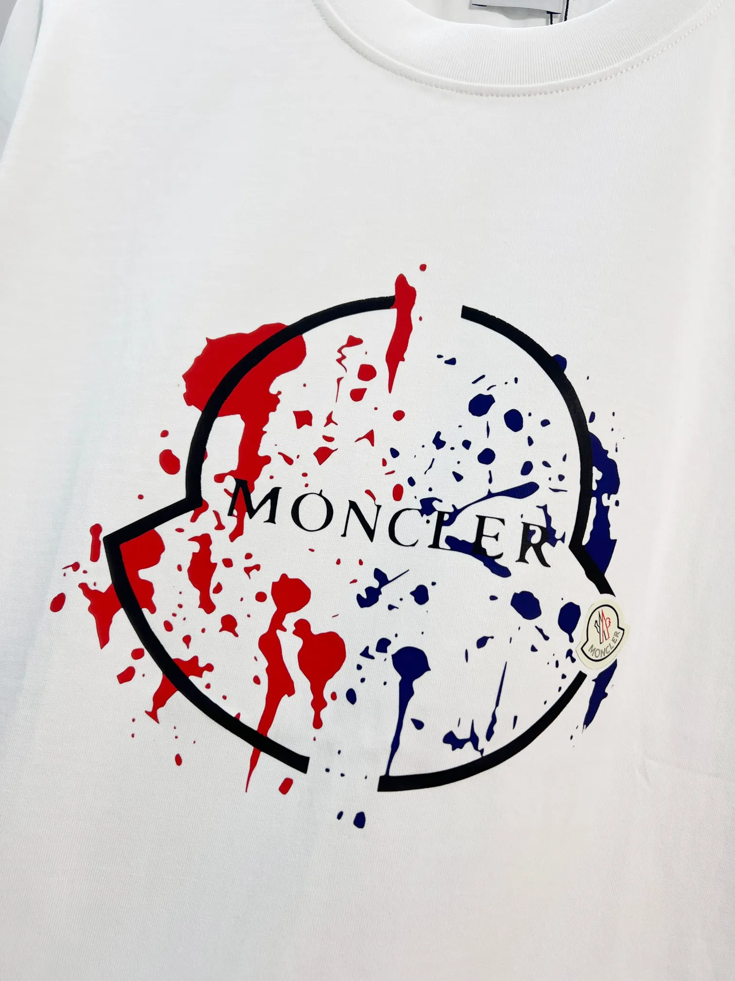 P150 MONCLER/Muzzled 300g pure cotton round neck short-sleeved T-shirt. Brand classic. Color-blocking graffiti letters LOGO embossing process. 2025ss official synchronization. High version. High quality. Fashionable personality. Versatile trend. Pure original quality. Original fabric. Tag. Collar label. Washed wheat. Complete three standards. Color: Black. White. Size: S M L XL XXL
