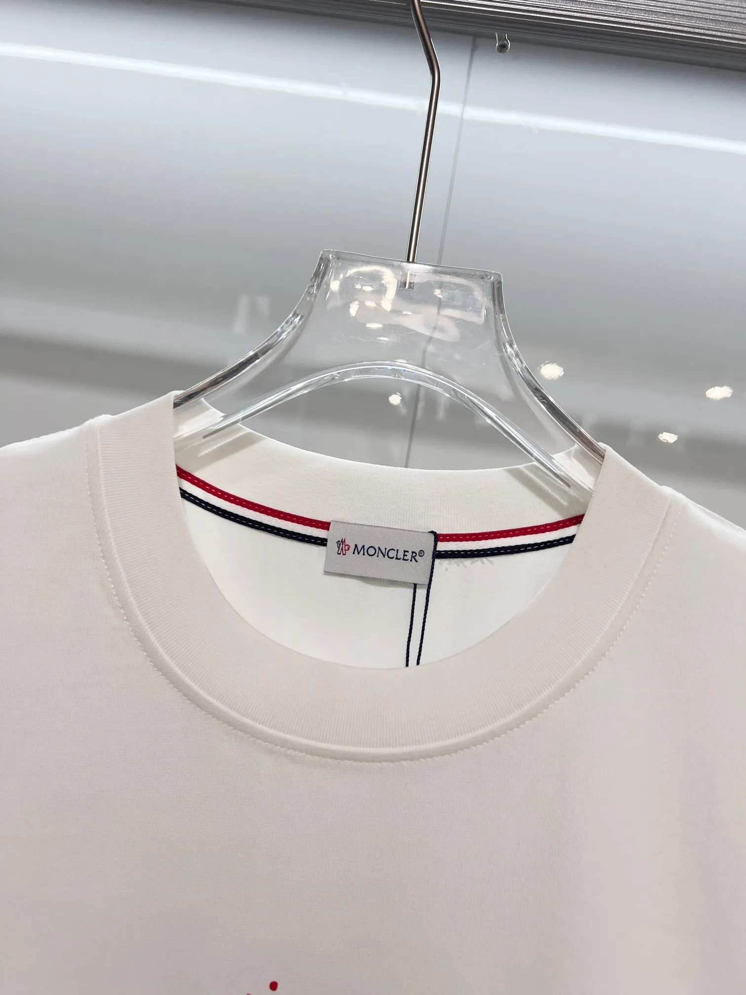 P150 MONCLER/Muzzled 300g pure cotton round neck short-sleeved T-shirt. Brand classic. Color-blocking graffiti letters LOGO embossing process. 2025ss official synchronization. High version. High quality. Fashionable personality. Versatile trend. Pure original quality. Original fabric. Tag. Collar label. Washed wheat. Complete three standards. Color: Black. White. Size: S M L XL XXL