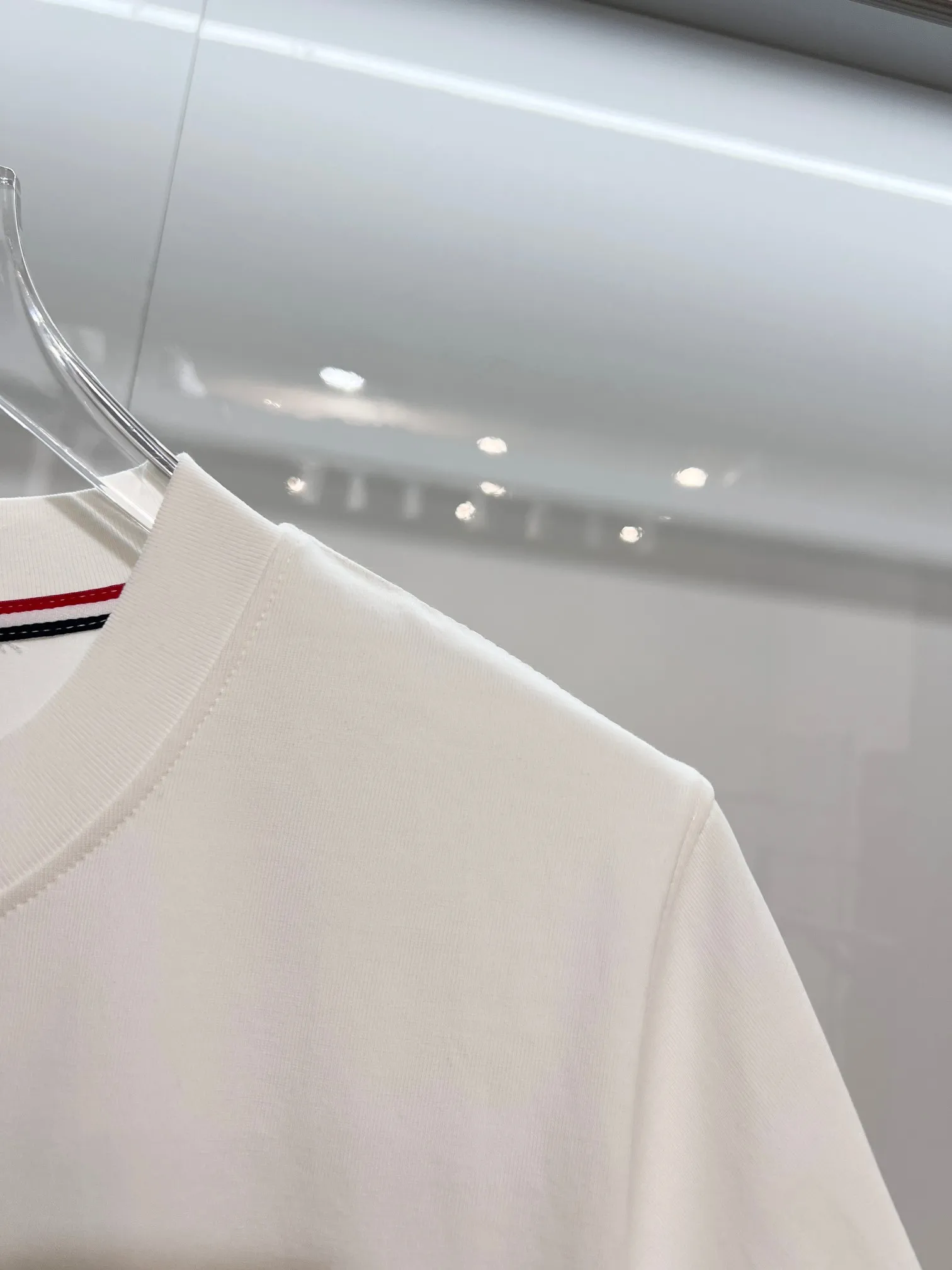 P150 MONCLER/Muzzled 300g pure cotton round neck short-sleeved T-shirt. Brand classic. Color-blocking graffiti letters LOGO embossing process. 2025ss official synchronization. High version. High quality. Fashionable personality. Versatile trend. Pure original quality. Original fabric. Tag. Collar label. Washed wheat. Complete three standards. Color: Black. White. Size: S M L XL XXL