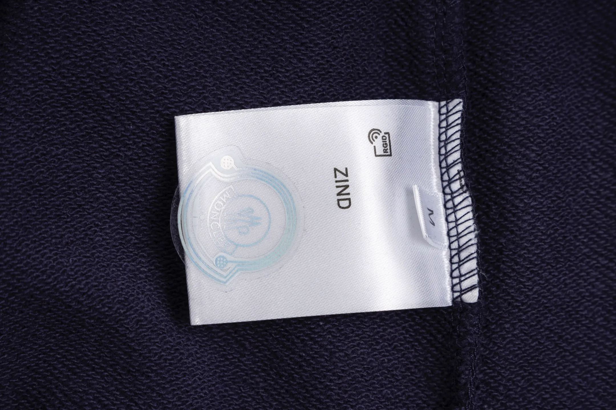 P230 model number B38 round neck sweatshirt with masked flocking and foaming letters and small labels. MONCLER counter consistent sweatshirt. The fabric is made of 420g double-stranded double yarn terry in the same cylinder. 2×2 pure cotton high-elastic fine thread does not deform. Imported machine flocking and foaming printing technology➕classic small label. Internet celebrity popular model, versatile OS version, can be worn up to about 180 catties. Factory assembly line work, imported machine double-line press technology, three complete standards, customized accessories Alignment, same style for men and women colour: black navy size: S M L XL Manual measurement error of about 1-3cm is normal