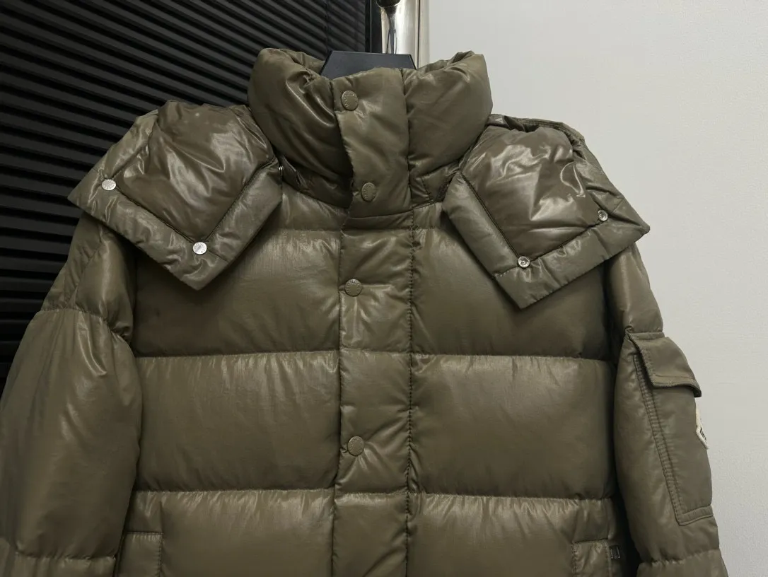 P720 [𝗠𝗼𝗻𝗰𝗲𝗿] Meng Mouth 23FW Meng Mouth Maya Maya 70th Anniversary Limited Down Jacket, same style for men and women! Moncler Maya's classic shiny small label down jacket, the pockets on the cuffs are perfectly combined with the 70-week wool felt small label, and the hood is detachable. The fabric is customized and is consistent with the original. The lacquered shiny fabric is the same as the original. The windproof and waterproof are the same as the original. Customized original accessories, complete with three labels, molded custom logo buttons. Color: Brown Size: 1 2 3 4 5