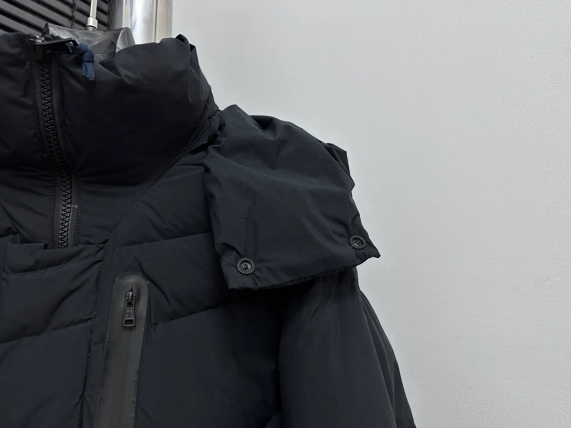 P1000 [moncler] Mengkou 2025 autumn and winter new down jacket. Original customized hardware accessories are all imported and original customization. Welcome to compare. Absolutely high quality. Use top 90 down. Super soft. Filled with fluffy and full feathers. Super heavy work. Fabric workmanship. Perfect version. Note⚠The fabric is super comfortable. Exclusive model. Non-market goods. Same style for men and women. Size: s-xxl