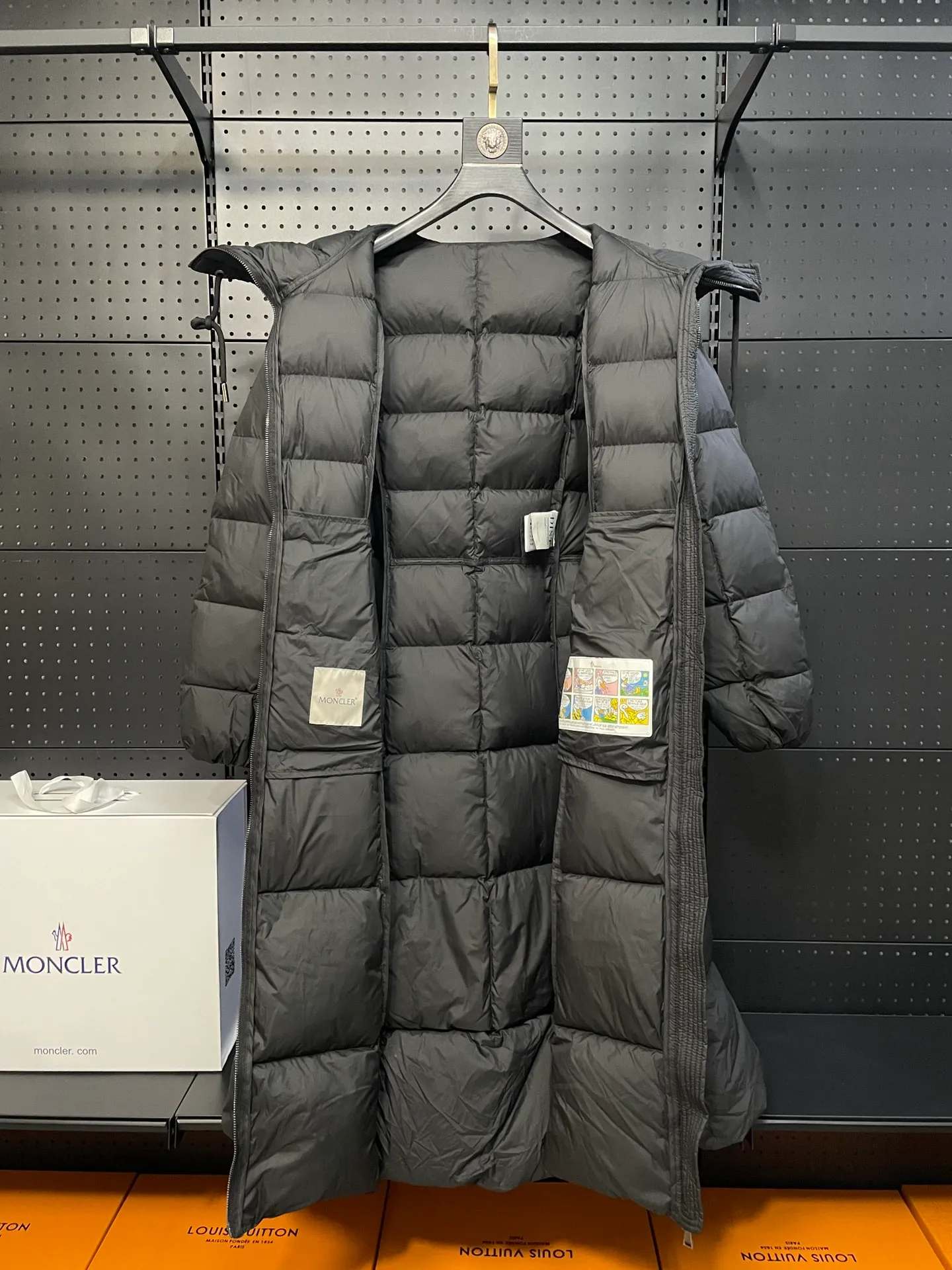 P960 moncler 🌟New winter product, long women's down jacket (⚠️super-grade duck down filling, tag barcode model number corresponds to the official website, tag has built-in NFC inductor anti-counterfeiting, this filling technology is in the skirt, super downy one) hot style that the fugitive princess must buy. Women's long down jacket interprets classic items with new proportions, showing impeccable fashion style. Product Details Made from polyester, this long down jacket has a slim, wide silhouette with a nipped-in waist and lightweight lining. The sculpted hood adds a finishing touch. Made of polyester lining • Down filled • Adjustable hood • Zipper closure • Zippered pockets • Elastic waist • Logo patch Sizes: 0-3 Fairy