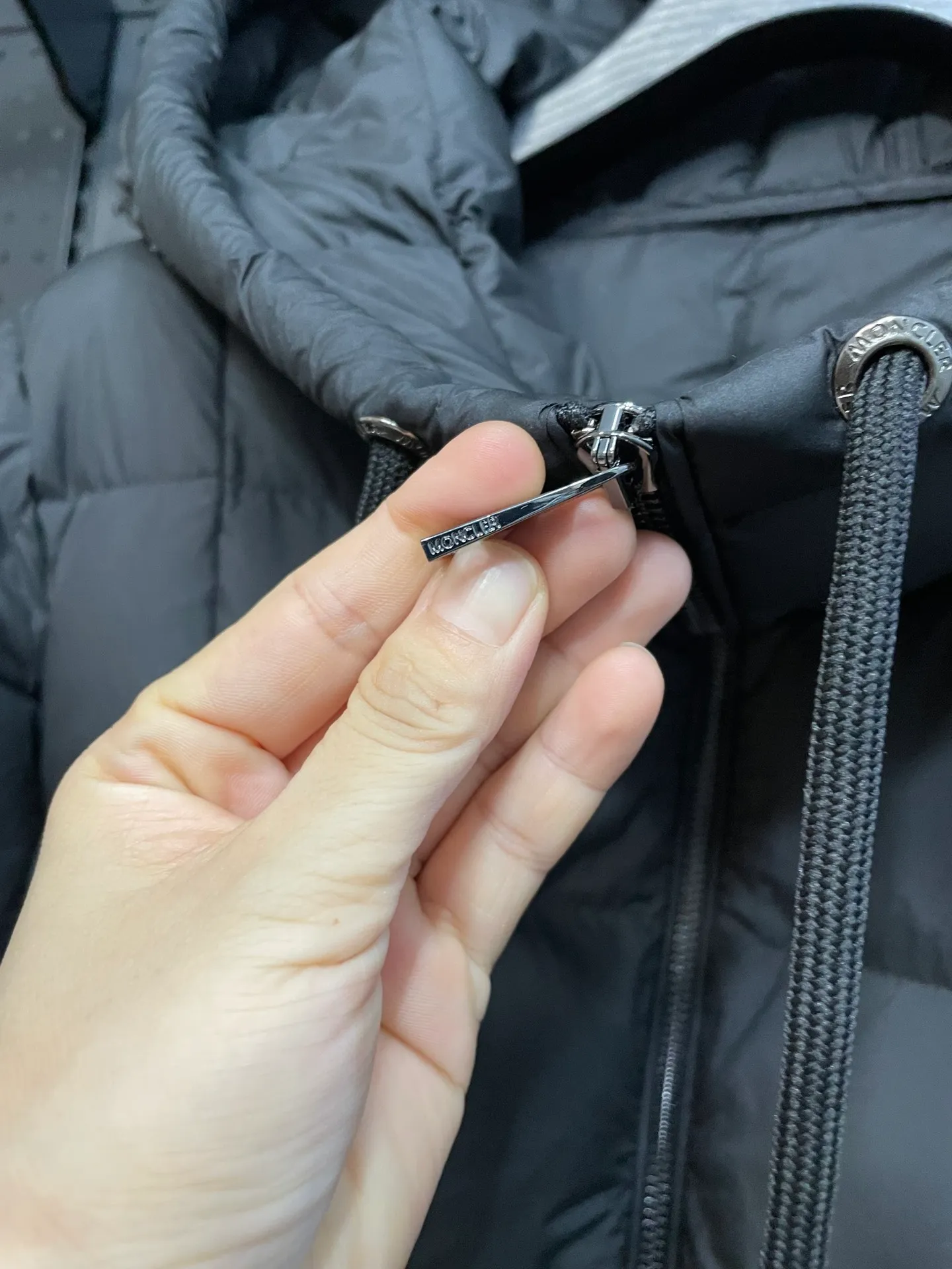 P960 moncler 🌟New winter product, long women's down jacket (⚠️super-grade duck down filling, tag barcode model number corresponds to the official website, tag has built-in NFC inductor anti-counterfeiting, this filling technology is in the skirt, super downy one) hot style that the fugitive princess must buy. Women's long down jacket interprets classic items with new proportions, showing impeccable fashion style. Product Details Made from polyester, this long down jacket has a slim, wide silhouette with a nipped-in waist and lightweight lining. The sculpted hood adds a finishing touch. Made of polyester lining • Down filled • Adjustable hood • Zipper closure • Zippered pockets • Elastic waist • Logo patch Sizes: 0-3 Fairy