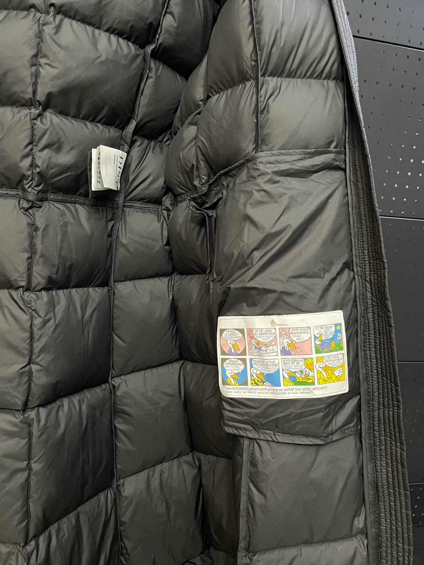 P960 moncler 🌟New winter product, long women's down jacket (⚠️super-grade duck down filling, tag barcode model number corresponds to the official website, tag has built-in NFC inductor anti-counterfeiting, this filling technology is in the skirt, super downy one) hot style that the fugitive princess must buy. Women's long down jacket interprets classic items with new proportions, showing impeccable fashion style. Product Details Made from polyester, this long down jacket has a slim, wide silhouette with a nipped-in waist and lightweight lining. The sculpted hood adds a finishing touch. Made of polyester lining • Down filled • Adjustable hood • Zipper closure • Zippered pockets • Elastic waist • Logo patch Sizes: 0-3 Fairy
