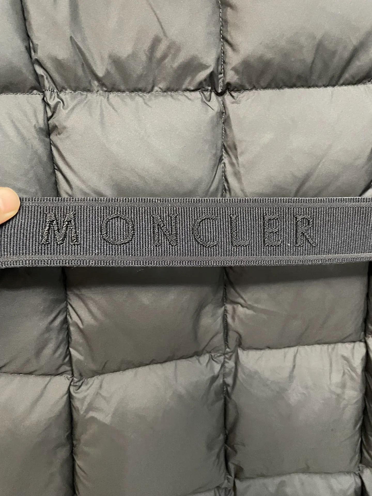P960 moncler 🌟New winter product, long women's down jacket (⚠️super-grade duck down filling, tag barcode model number corresponds to the official website, tag has built-in NFC inductor anti-counterfeiting, this filling technology is in the skirt, super downy one) hot style that the fugitive princess must buy. Women's long down jacket interprets classic items with new proportions, showing impeccable fashion style. Product Details Made from polyester, this long down jacket has a slim, wide silhouette with a nipped-in waist and lightweight lining. The sculpted hood adds a finishing touch. Made of polyester lining • Down filled • Adjustable hood • Zipper closure • Zippered pockets • Elastic waist • Logo patch Sizes: 0-3 Fairy