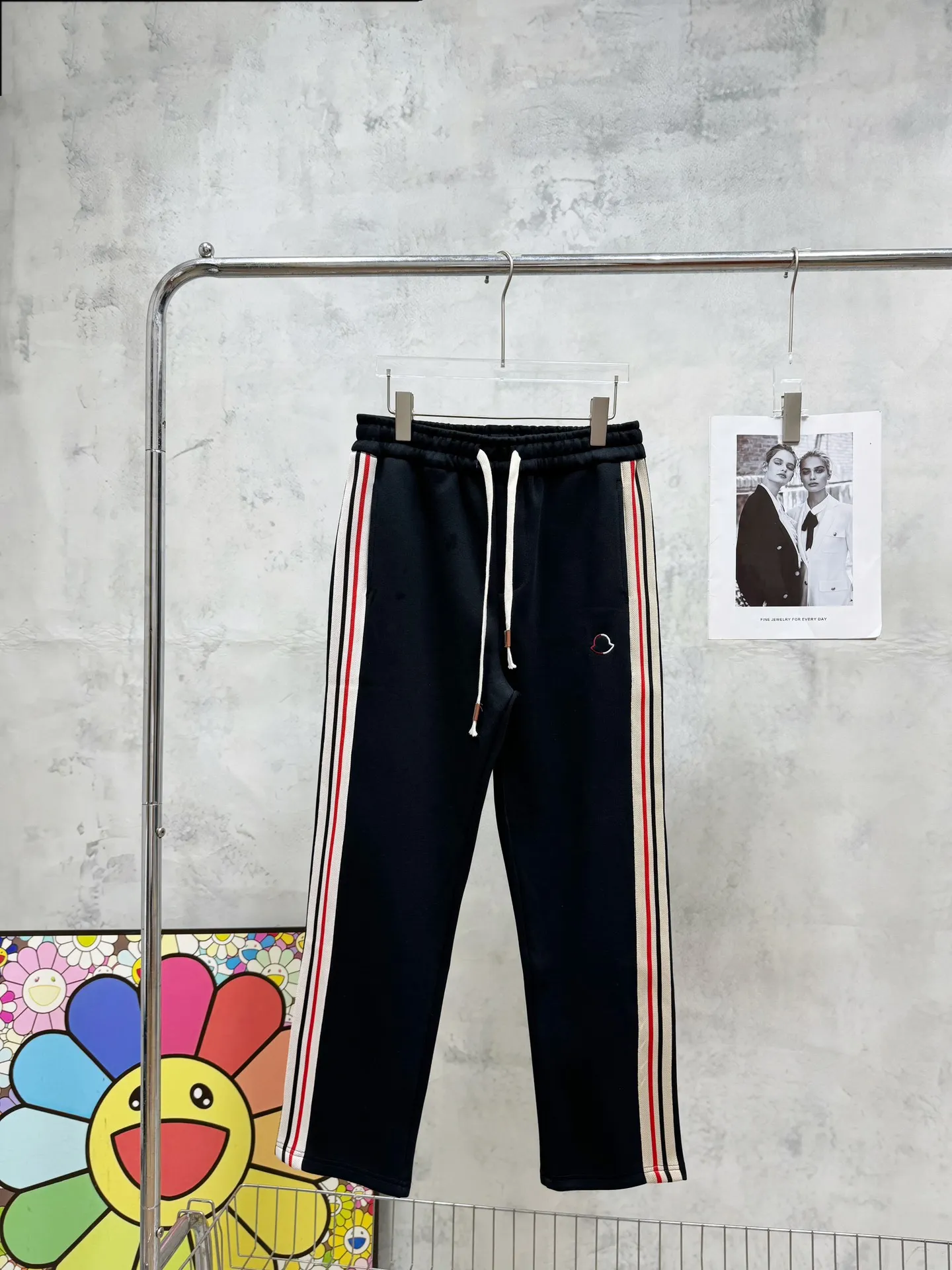 P210 model number/z126 Men's logo embroidered colorful webbing straight sweatpants MONCLER official website ZP synchronized new sweatpants. The fabric is made of 450g heavy double-ply double yarn composite fabric. The letter mark is exquisite and full embroidery letter craftsmanship. The elastic drawstring waist design is full of flexibility. The inner hemming and wrapping strips are high-quality. Perfect details. Loose version. Made with conscience. High temperature resistance. Won't fall off. Machine washable. Works in a large factory. The double-needle stitching of the bag is neat and tidy. Popular model among Internet celebrities. Very popular. Loose os version. Can be worn up to 200 pounds. Tag. Hanging beads. Washing water. Main seller. Packaging. Full set of accessories. 📦 All details are real shots without beauty filters. Buy with confidence. 📷 Color: black Size: S M L XL