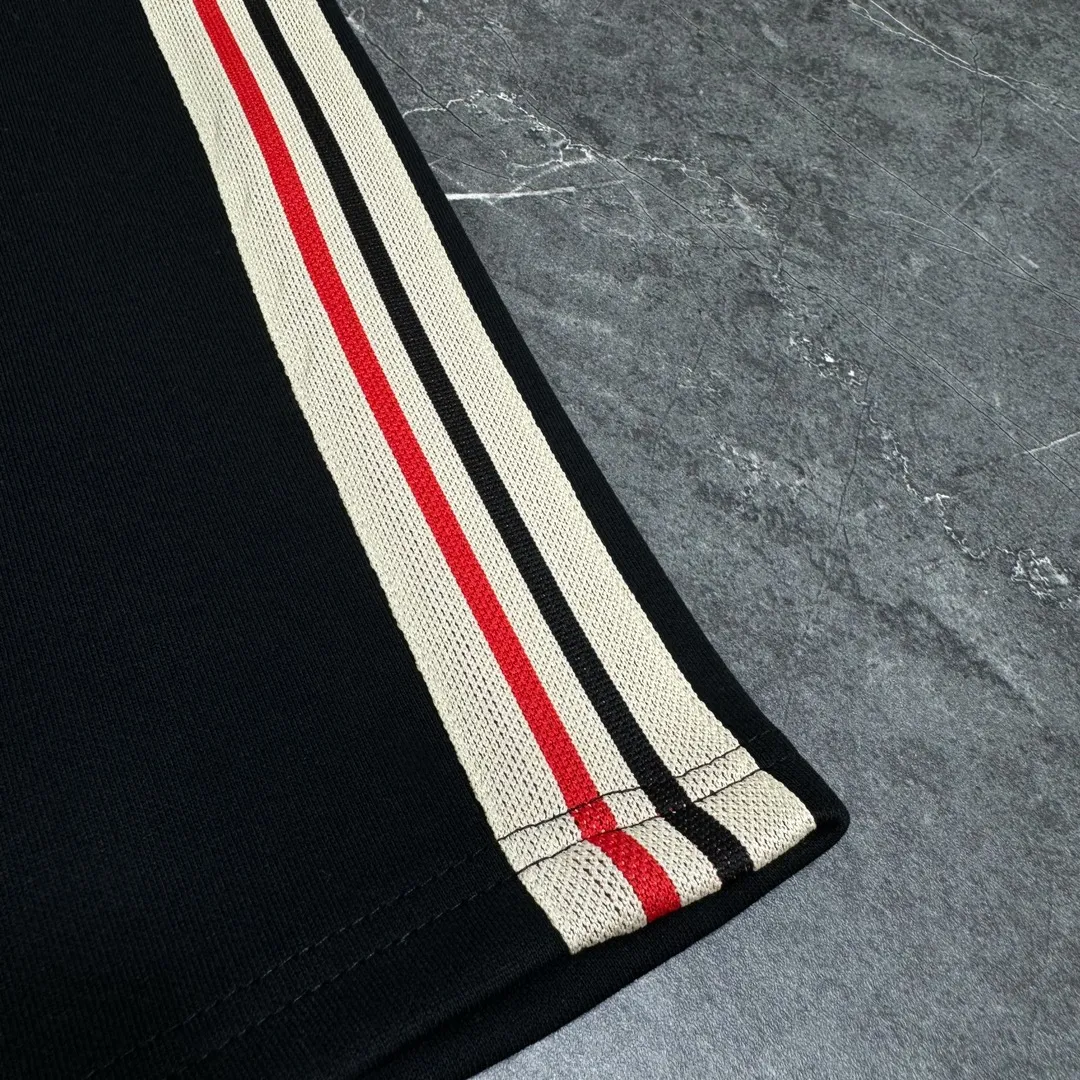 P210 model number/z126 Men's logo embroidered colorful webbing straight sweatpants MONCLER official website ZP synchronized new sweatpants. The fabric is made of 450g heavy double-ply double yarn composite fabric. The letter mark is exquisite and full embroidery letter craftsmanship. The elastic drawstring waist design is full of flexibility. The inner hemming and wrapping strips are high-quality. Perfect details. Loose version. Made with conscience. High temperature resistance. Won't fall off. Machine washable. Works in a large factory. The double-needle stitching of the bag is neat and tidy. Popular model among Internet celebrities. Very popular. Loose os version. Can be worn up to 200 pounds. Tag. Hanging beads. Washing water. Main seller. Packaging. Full set of accessories. 📦 All details are real shots without beauty filters. Buy with confidence. 📷 Color: black Size: S M L XL