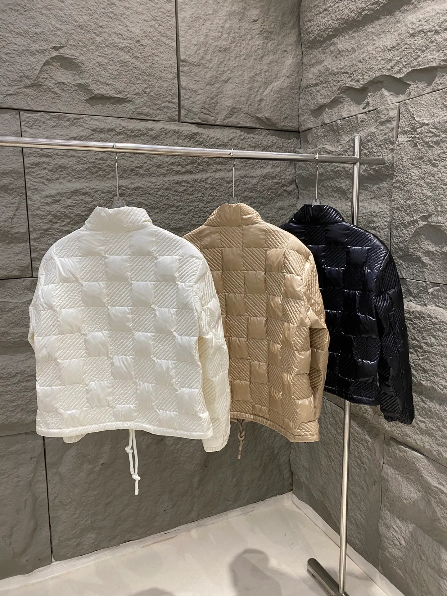 P840 Moncler Mouth New Ancy Short Down Jacket The Ancy down jacket is made of longue saison fabric, which is warm and lightweight. This jacket features a quilted checkerboard pattern inspired by the 1960s. ·90 velvet filling ·Color-matching double opening and closing enamel pullers ·Zipper pocket ·Elastic cuffs ·Drawstring hem Color: White/khaki/white Size: 1/2/3/4