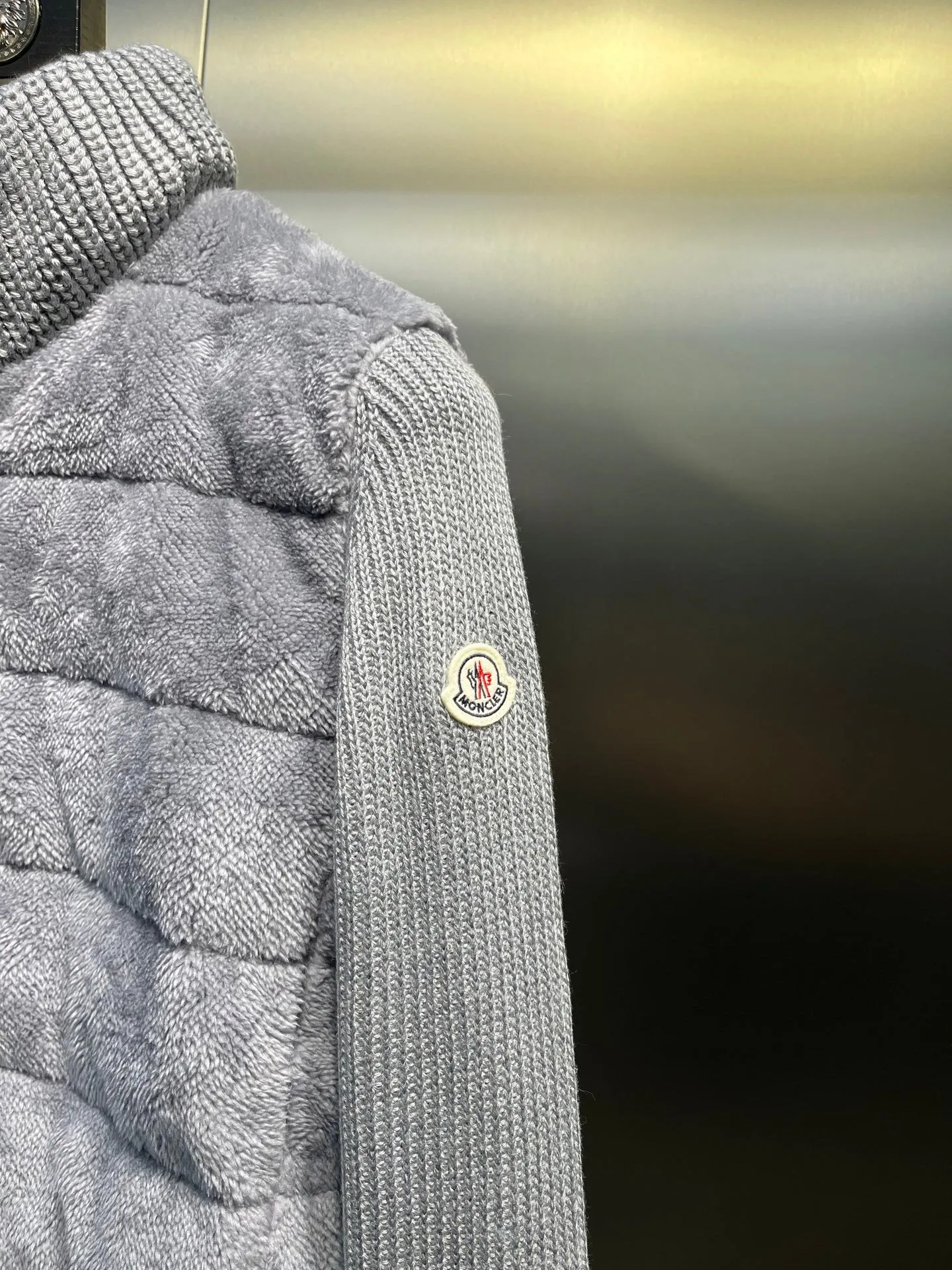 P640 Moncler 🌟 2025 autumn and winter new Cardigan, medium-thick down jacket, the bottom of the fabric has been treated with anti-drilling velvet, it is not a currency on the market, feel free to wear it! The classic quilted design outlines a slim silhouette, and the stand-up collar details enhance the temperament, while being lightweight and warm. Wear it as a layer during spring or winter, and you can easily weather the changing weather in one piece. Choose from three colors to suit your style: low-key black, pure white, high-end grey, three high-end tones, suitable for different occasions and styles. The short cut lengthens the proportion, and even a small person can wear it with long legs! High-end goose down, the choice of quality. Carefully selected high-quality goose down filling, which has both fluffiness and warmth, is light and weightless. Every detail shows craftsmanship. Color: black, pink and gray. Size: s m l