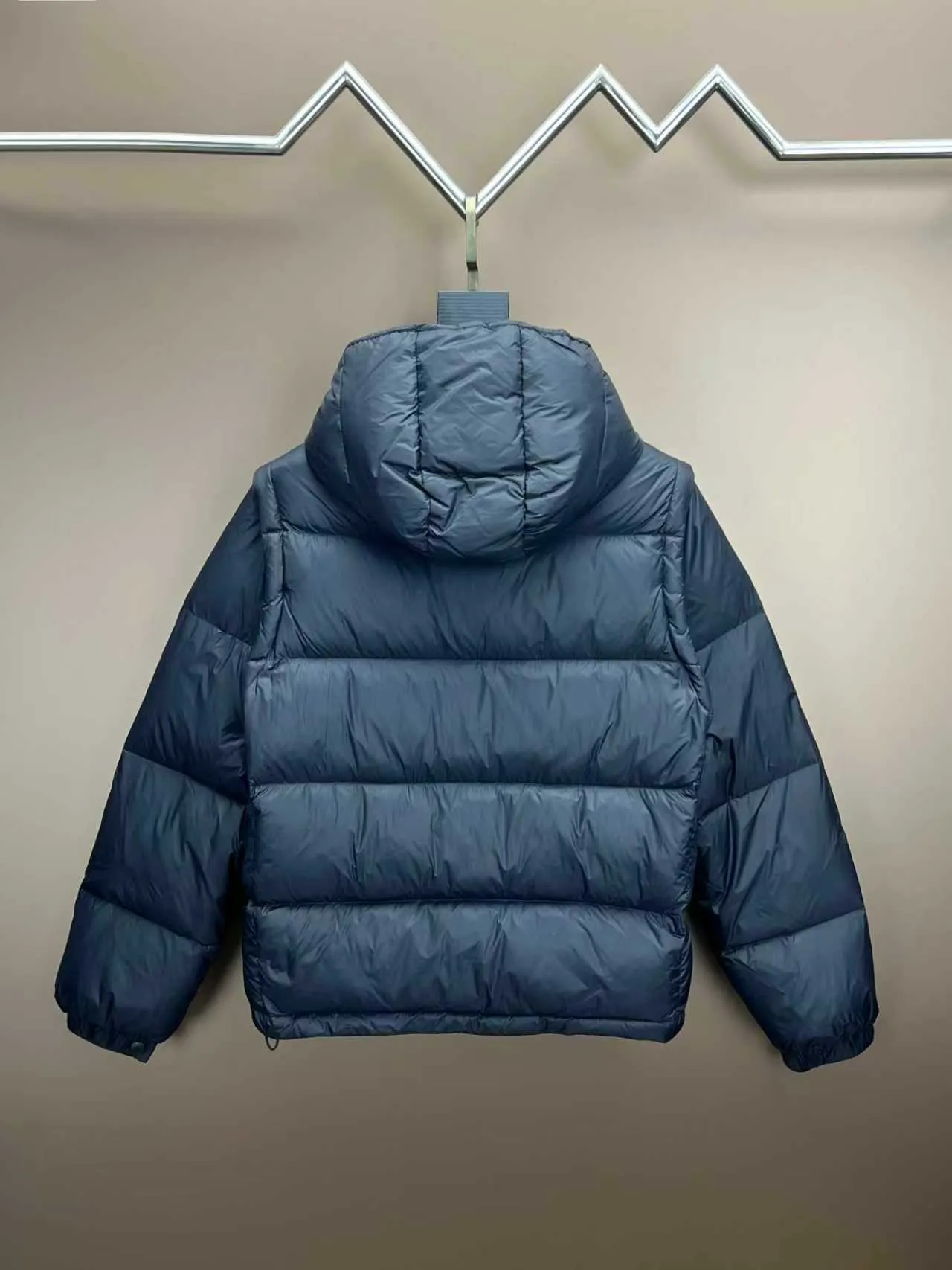 P900 ❤️2️⃣0️⃣2️⃣4️⃣🆕Special grade down⬆️Moncler Masac men's short down jacket. A must-have item for fabric control. 2024 new technological fabric. Extremely lightweight. Ultra-light and ultra-white gooseneck filling. Cleanliness ceiling. 850+ fill power. ⚠️Special grade product with complete barcode numbers and consistent with the official website. The tag has built-in NFC electronic sensor anti-counterfeiting. It supports multiple anti-counterfeiting verifications. It comes standard with a full set of gift box packaging at the counter. Masac men's short down jacket is made of protective materials and decorated with geometric quilting, which is lightweight and warm.  The Masac men's down jacket combines cutting-edge fabrics with innovative details. Short design made from lightweight, fine-grained tear-resistant functional fabric for durability and practicality. Lightweight and warm, it's finished with gusseted quilting. Comes with removable hood. Details •Made from ripstop fabric •Fine soft ripstop lining •Down filled •Removable hood •Two-way zipper closure •Zip pockets •Elasticized cuffs and hem Size: 1-5 Black/Blue Couple's
