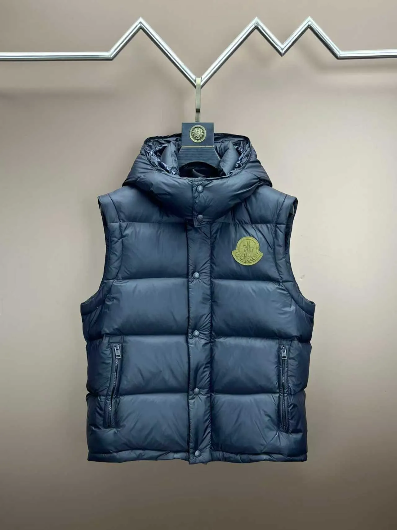 P900 ❤️2️⃣0️⃣2️⃣4️⃣🆕Special grade down⬆️Moncler Masac men's short down jacket. A must-have item for fabric control. 2024 new technological fabric. Extremely lightweight. Ultra-light and ultra-white gooseneck filling. Cleanliness ceiling. 850+ fill power. ⚠️Special grade product with complete barcode numbers and consistent with the official website. The tag has built-in NFC electronic sensor anti-counterfeiting. It supports multiple anti-counterfeiting verifications. It comes standard with a full set of gift box packaging at the counter. Masac men's short down jacket is made of protective materials and decorated with geometric quilting, which is lightweight and warm.  The Masac men's down jacket combines cutting-edge fabrics with innovative details. Short design made from lightweight, fine-grained tear-resistant functional fabric for durability and practicality. Lightweight and warm, it's finished with gusseted quilting. Comes with removable hood. Details •Made from ripstop fabric •Fine soft ripstop lining •Down filled •Removable hood •Two-way zipper closure •Zip pockets •Elasticized cuffs and hem Size: 1-5 Black/Blue Couple's