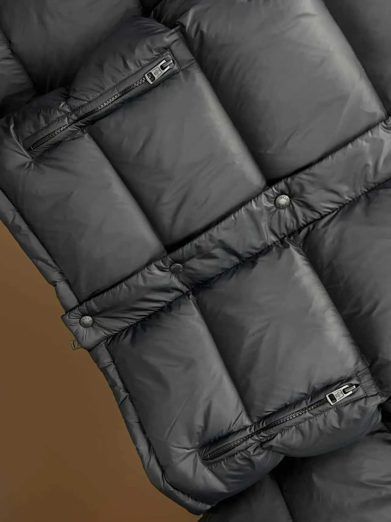 P900 ❤️2️⃣0️⃣2️⃣4️⃣🆕Special grade down⬆️Moncler Masac men's short down jacket. A must-have item for fabric control. 2024 new technological fabric. Extremely lightweight. Ultra-light and ultra-white gooseneck filling. Cleanliness ceiling. 850+ fill power. ⚠️Special grade product with complete barcode numbers and consistent with the official website. The tag has built-in NFC electronic sensor anti-counterfeiting. It supports multiple anti-counterfeiting verifications. It comes standard with a full set of gift box packaging at the counter. Masac men's short down jacket is made of protective materials and decorated with geometric quilting, which is lightweight and warm.  The Masac men's down jacket combines cutting-edge fabrics with innovative details. Short design made from lightweight, fine-grained tear-resistant functional fabric for durability and practicality. Lightweight and warm, it's finished with gusseted quilting. Comes with removable hood. Details •Made from ripstop fabric •Fine soft ripstop lining •Down filled •Removable hood •Two-way zipper closure •Zip pockets •Elasticized cuffs and hem Size: 1-5 Black/Blue Couple's