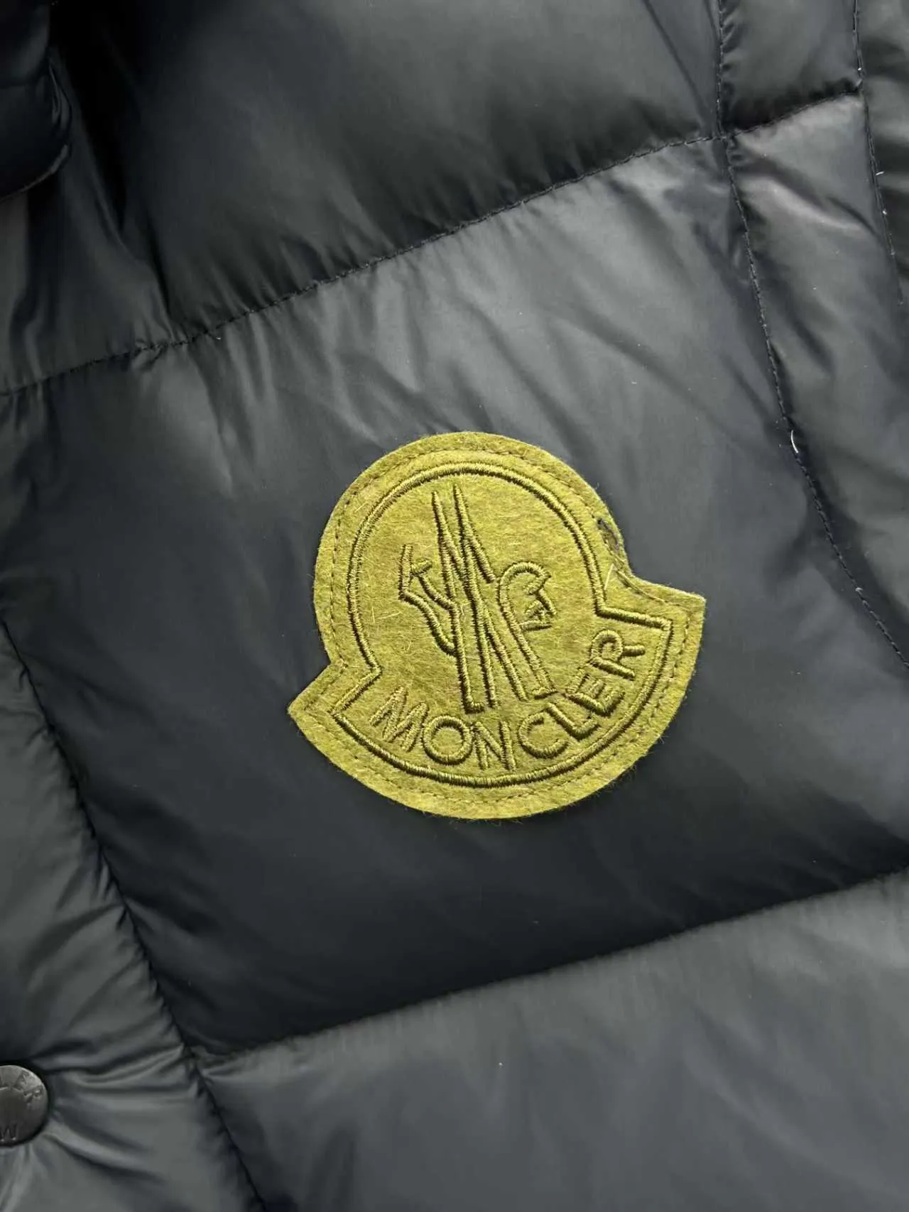 P900 ❤️2️⃣0️⃣2️⃣4️⃣🆕Special grade down⬆️Moncler Masac men's short down jacket. A must-have item for fabric control. 2024 new technological fabric. Extremely lightweight. Ultra-light and ultra-white gooseneck filling. Cleanliness ceiling. 850+ fill power. ⚠️Special grade product with complete barcode numbers and consistent with the official website. The tag has built-in NFC electronic sensor anti-counterfeiting. It supports multiple anti-counterfeiting verifications. It comes standard with a full set of gift box packaging at the counter. Masac men's short down jacket is made of protective materials and decorated with geometric quilting, which is lightweight and warm.  The Masac men's down jacket combines cutting-edge fabrics with innovative details. Short design made from lightweight, fine-grained tear-resistant functional fabric for durability and practicality. Lightweight and warm, it's finished with gusseted quilting. Comes with removable hood. Details •Made from ripstop fabric •Fine soft ripstop lining •Down filled •Removable hood •Two-way zipper closure •Zip pockets •Elasticized cuffs and hem Size: 1-5 Black/Blue Couple's