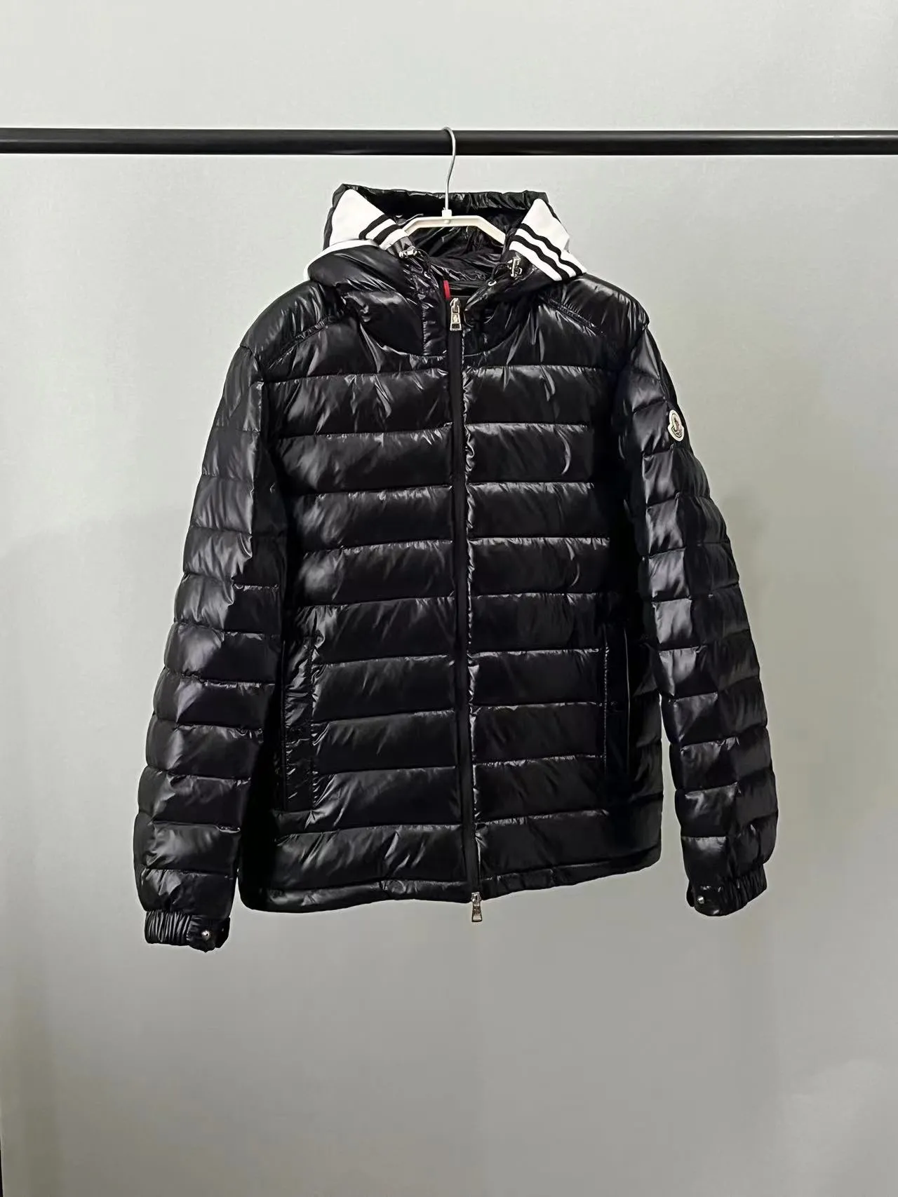 P800 ⬆️❤️🆕2️⃣0️⃣2️⃣4️⃣🆕Moncler Moncler 🆕Striped logo quilted hooded down jacket, simple and elegant, easy to wear Color: black white, sky blue Size: 12345