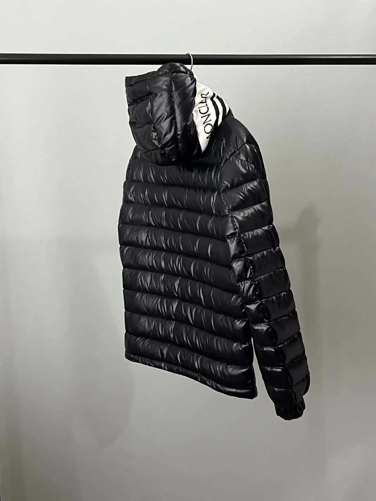 P800 ⬆️❤️🆕2️⃣0️⃣2️⃣4️⃣🆕Moncler Moncler 🆕Striped logo quilted hooded down jacket, simple and elegant, easy to wear Color: black white, sky blue Size: 12345