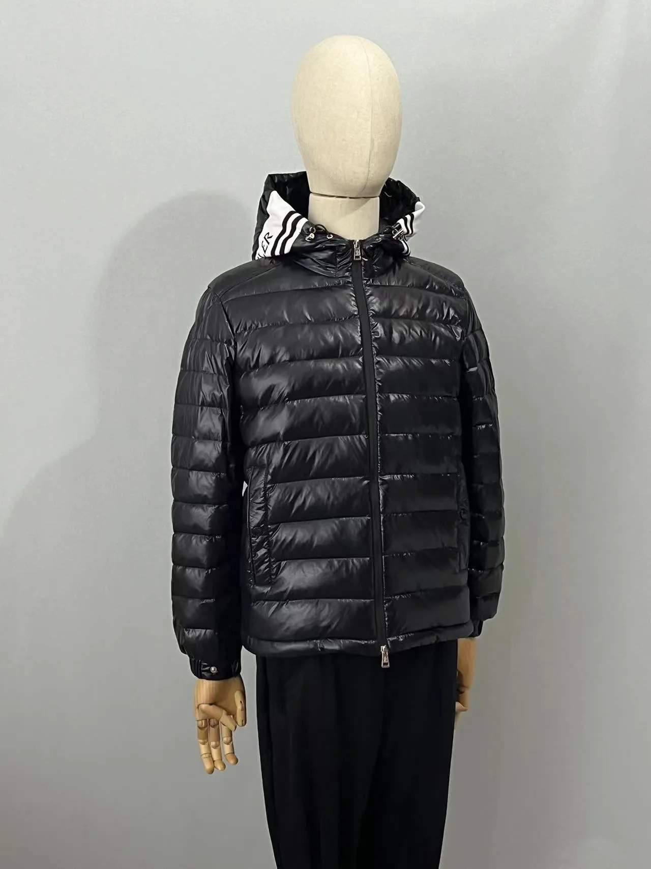 P800 ⬆️❤️🆕2️⃣0️⃣2️⃣4️⃣🆕Moncler Moncler 🆕Striped logo quilted hooded down jacket, simple and elegant, easy to wear Color: black white, sky blue Size: 12345