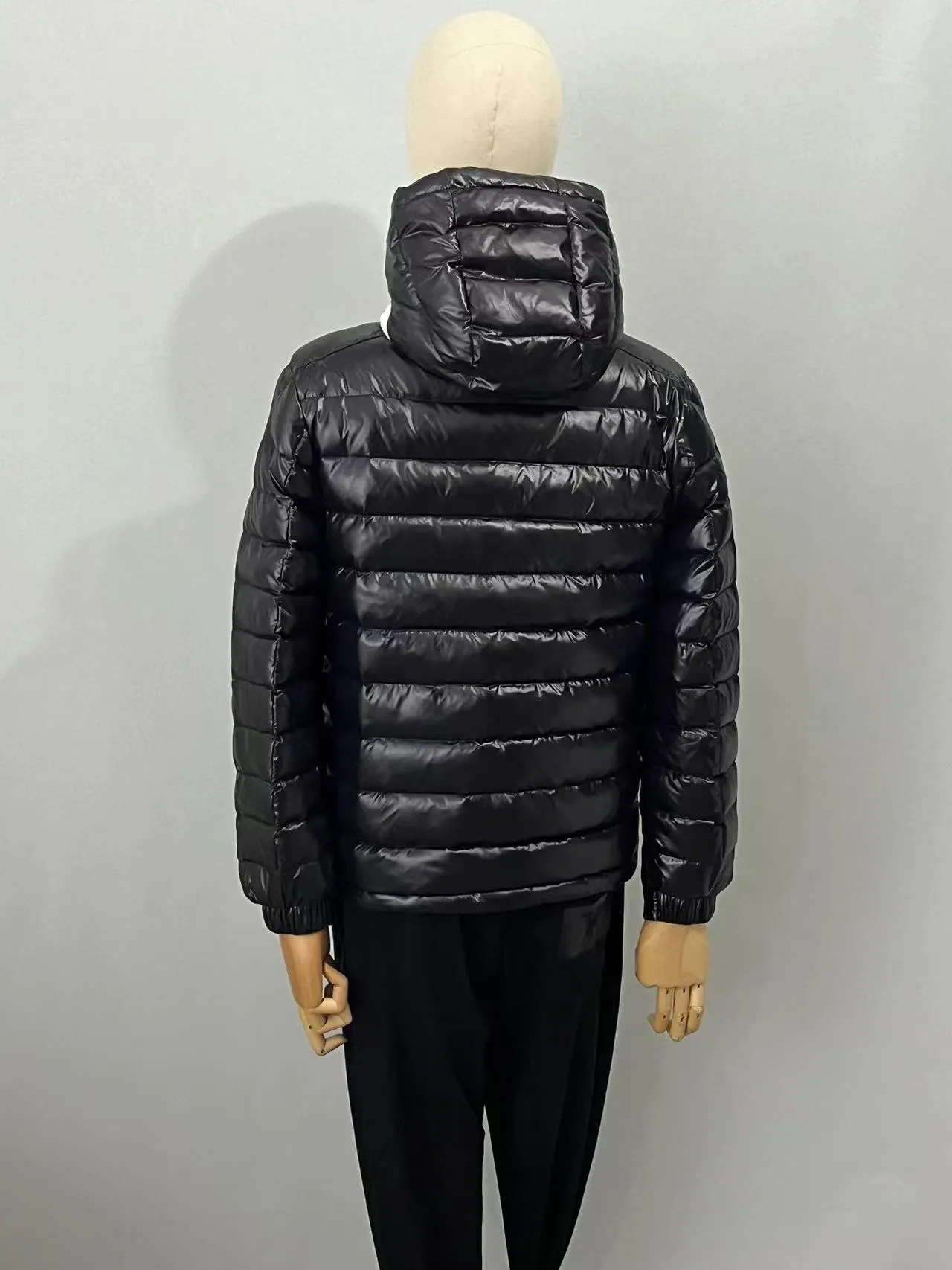 P800 ⬆️❤️🆕2️⃣0️⃣2️⃣4️⃣🆕Moncler Moncler 🆕Striped logo quilted hooded down jacket, simple and elegant, easy to wear Color: black white, sky blue Size: 12345