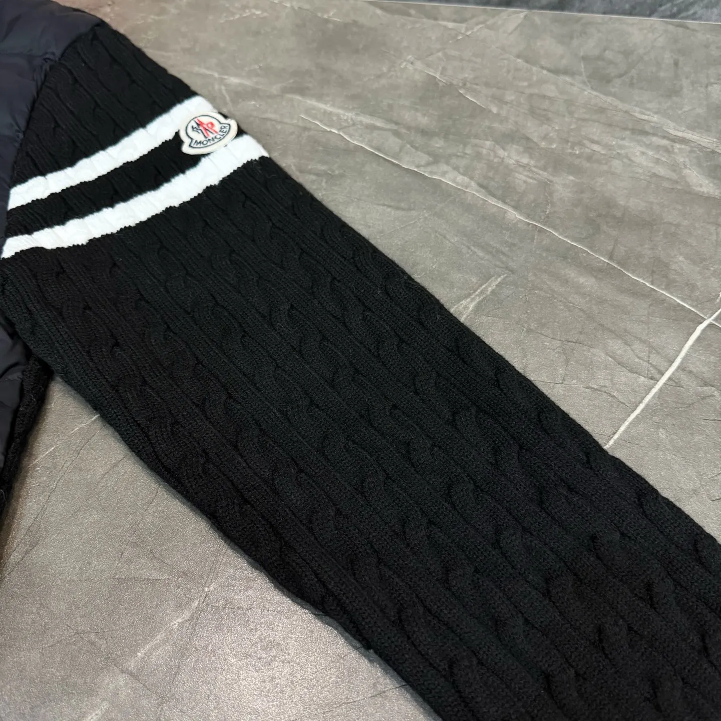 P530 Model No. Y152 Mouth small label splicing knitted stand-collar zipper down jacket MONCLER official website ZP consistent down jacket The fabric is made of broken card Oxford splicing pure cotton knitting The inner down is made of 90 duck down filling The filling is close to 400g A full set of hardware accessories and accessories 📎 Complete three standards Different market currency OS Loose version Can wear up to 180 catties Same style for men and women Same style for couples The upper body is kept warm and comfortable. The pictures are all real shots without beauty filters. Buy with confidence ~ Color: Black Gray Size: S M L XL Manual measurement error of 1-3cm is normal.
