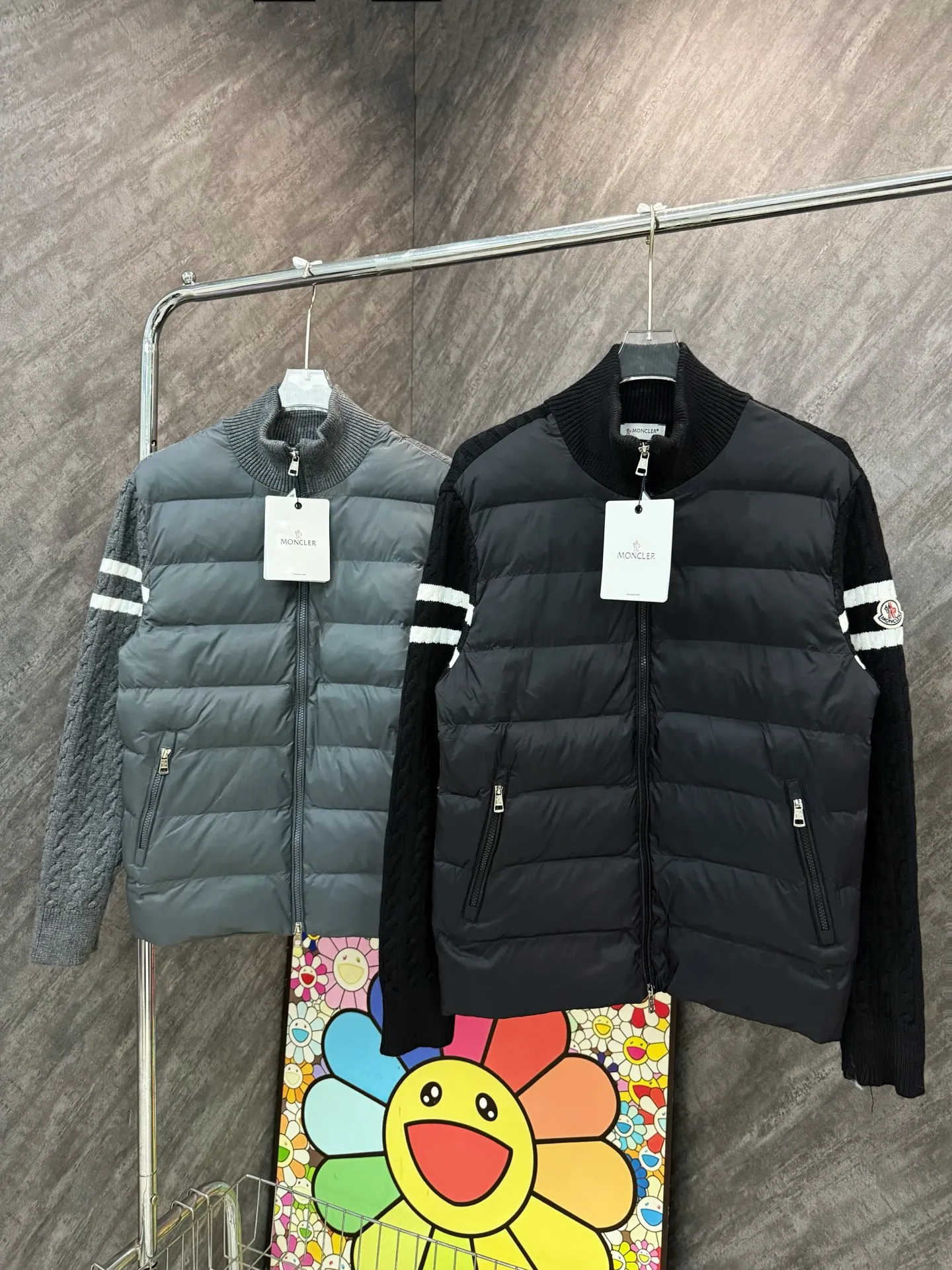P530 Model No. Y152 Mouth small label splicing knitted stand-collar zipper down jacket MONCLER official website ZP consistent down jacket The fabric is made of broken card Oxford splicing pure cotton knitting The inner down is made of 90 duck down filling The filling is close to 400g A full set of hardware accessories and accessories 📎 Complete three standards Different market currency OS Loose version Can wear up to 180 catties Same style for men and women Same style for couples The upper body is kept warm and comfortable. The pictures are all real shots without beauty filters. Buy with confidence ~ Color: Black Gray Size: S M L XL Manual measurement error of 1-3cm is normal.