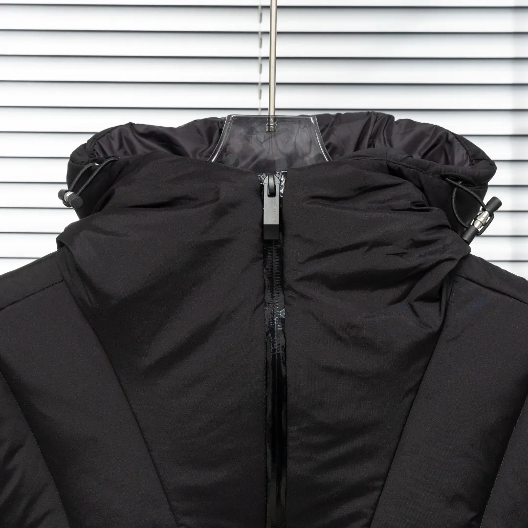 P920 top version (different currency) Style: Moncler Fusain series masked logo solid color simple and versatile short hooded long-sleeved down jacket, same style for men and women (all made of national standard 90 goose down, sizes are all authentic digital sizes) Color: picture color Size: 1-2-3-4-5 Fabric: 90 goose down Accessories: full set of customized accessories No gender distinction, same style for men and women