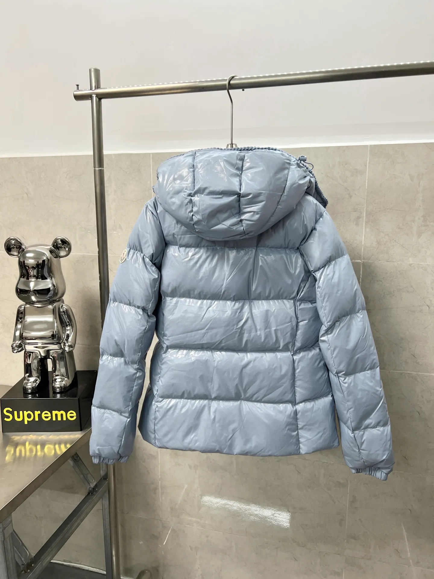 P920 Moncler Mouth GLAREINS Small Waist Hooded Floral Trimmed Small Waist Small Pocket Down Jacket The upgraded version of the small waist UP!! It is still a super slim waist style, with no-wash imitation wax leather fabric, and the brim collar and placket are matched with the same color twist braid design. It is full of elegance and suitable for various exquisite styles. A full set of hardware accessories, customized color matching snap buttons and sliders, 90 velvet filling. White Moonlight among the hottest items! Color: White Blue Red Size: 0123