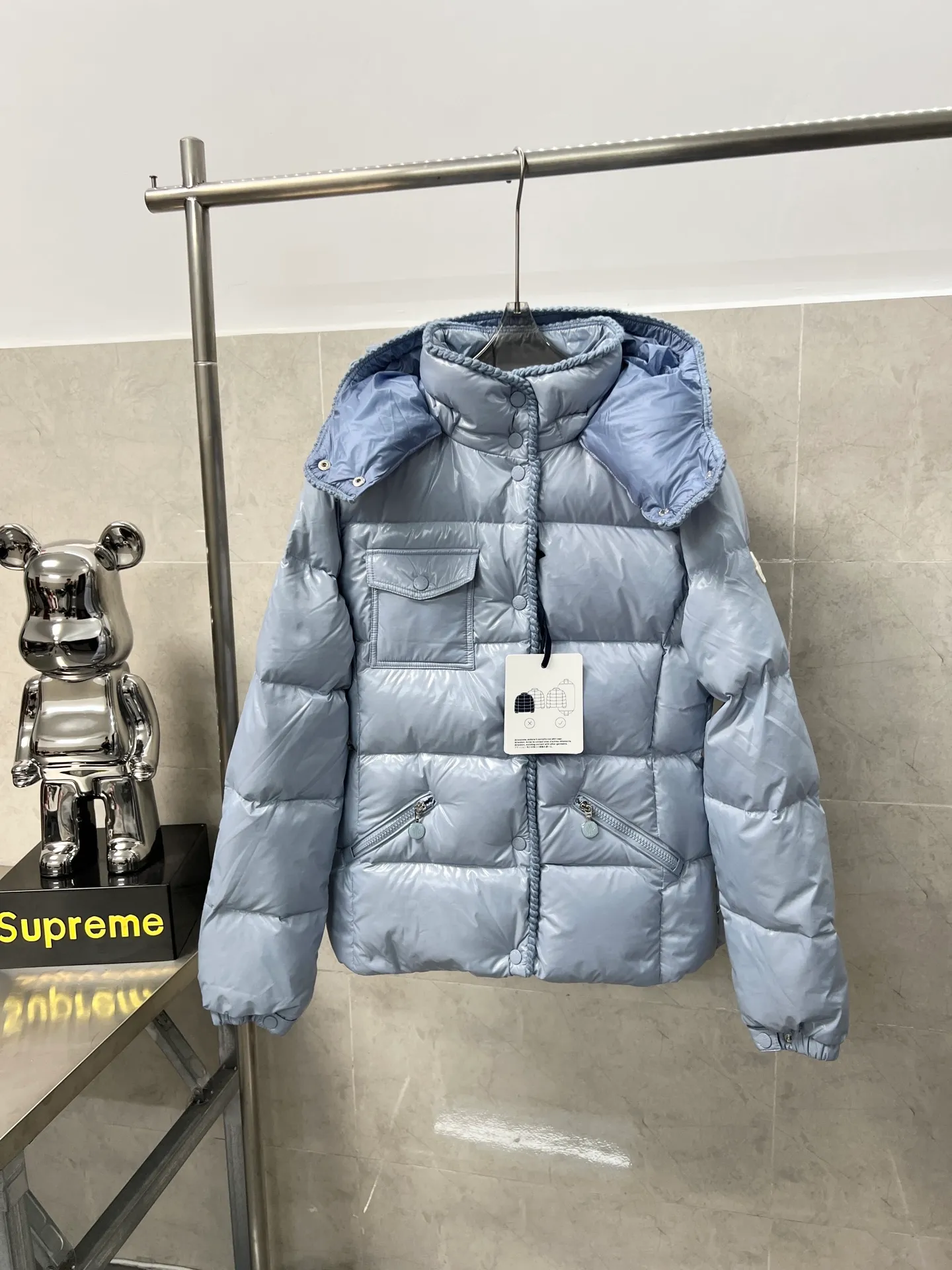 P920 Moncler Mouth GLAREINS Small Waist Hooded Floral Trimmed Small Waist Small Pocket Down Jacket The upgraded version of the small waist UP!! It is still a super slim waist style, with no-wash imitation wax leather fabric, and the brim collar and placket are matched with the same color twist braid design. It is full of elegance and suitable for various exquisite styles. A full set of hardware accessories, customized color matching snap buttons and sliders, 90 velvet filling. White Moonlight among the hottest items! Color: White Blue Red Size: 0123