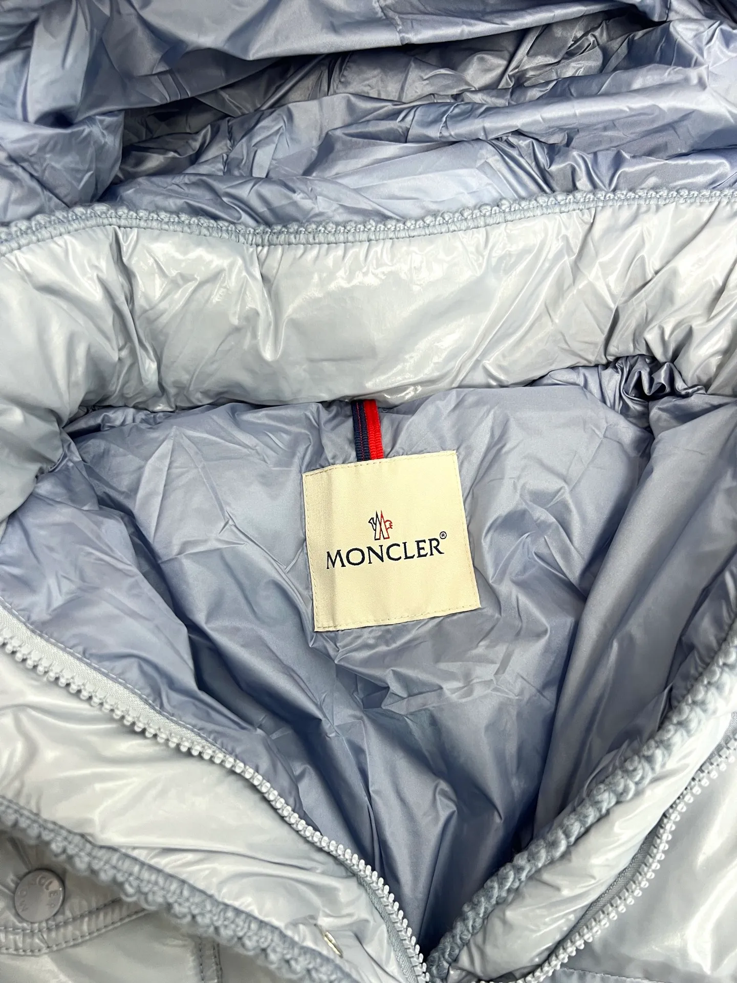P920 Moncler Mouth GLAREINS Small Waist Hooded Floral Trimmed Small Waist Small Pocket Down Jacket The upgraded version of the small waist UP!! It is still a super slim waist style, with no-wash imitation wax leather fabric, and the brim collar and placket are matched with the same color twist braid design. It is full of elegance and suitable for various exquisite styles. A full set of hardware accessories, customized color matching snap buttons and sliders, 90 velvet filling. White Moonlight among the hottest items! Color: White Blue Red Size: 0123