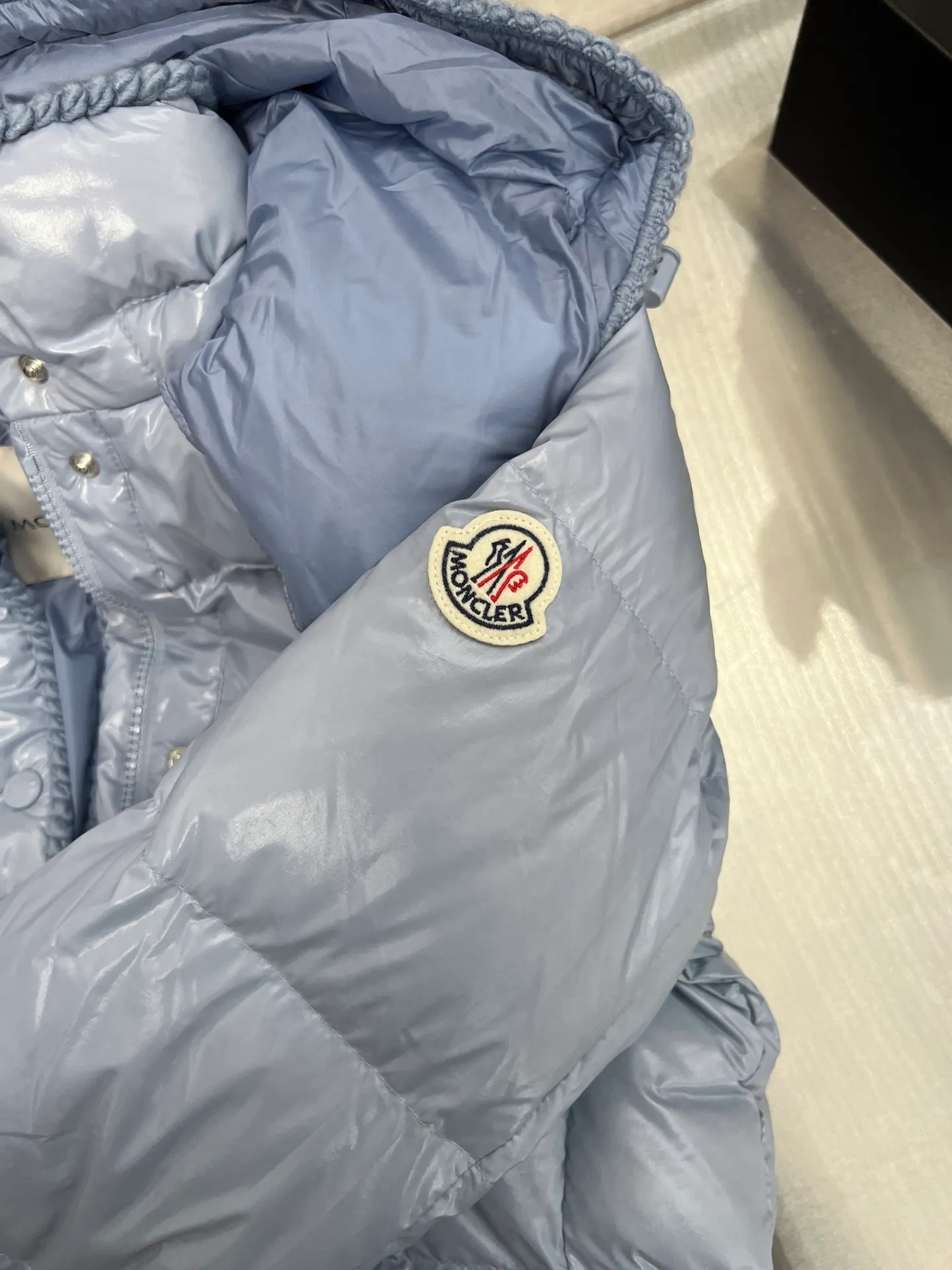 P920 Moncler Mouth GLAREINS Small Waist Hooded Floral Trimmed Small Waist Small Pocket Down Jacket The upgraded version of the small waist UP!! It is still a super slim waist style, with no-wash imitation wax leather fabric, and the brim collar and placket are matched with the same color twist braid design. It is full of elegance and suitable for various exquisite styles. A full set of hardware accessories, customized color matching snap buttons and sliders, 90 velvet filling. White Moonlight among the hottest items! Color: White Blue Red Size: 0123