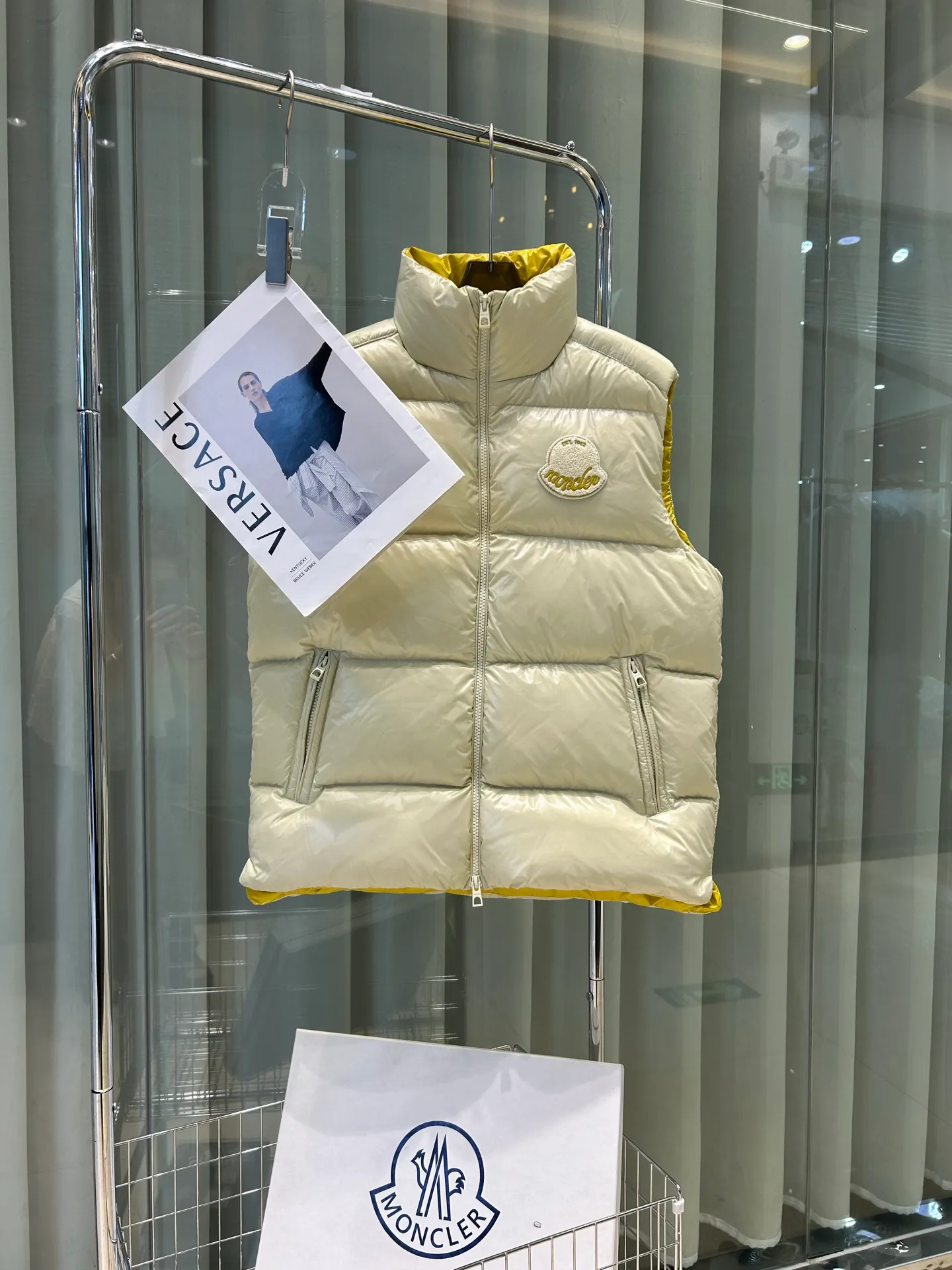 P660 25Moncler Moncler's new early autumn Lipsi men's down vest, which interprets Moncler's classic design, is a must-have item for the seasonal wardrobe. Crafted from lightweight, functional nylon laque fabric, it has a contrast lining for a vibrant feel. Style number: Big label vest Size: 12345 Color: off-white black