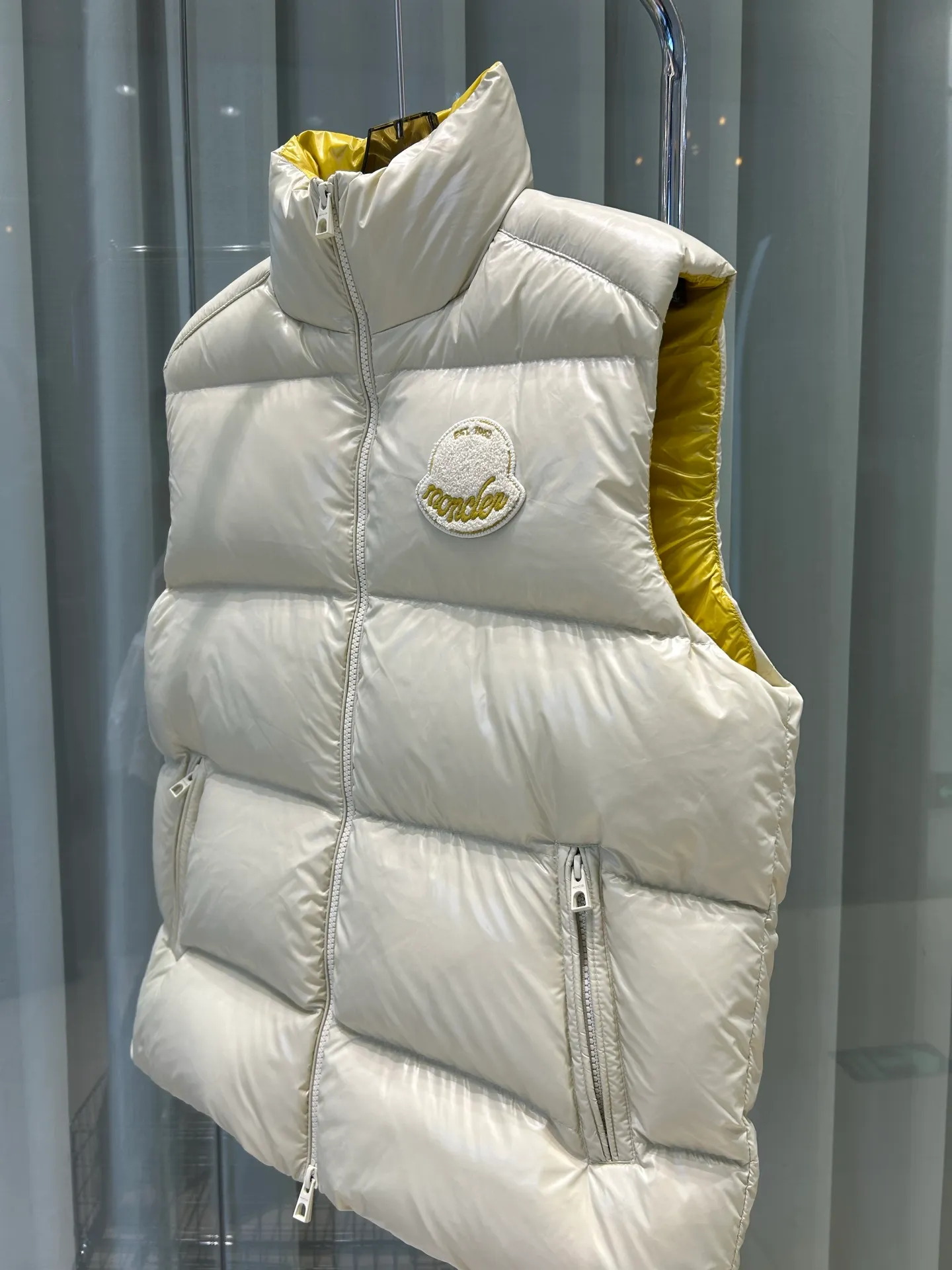 P660 25Moncler Moncler's new early autumn Lipsi men's down vest, which interprets Moncler's classic design, is a must-have item for the seasonal wardrobe. Crafted from lightweight, functional nylon laque fabric, it has a contrast lining for a vibrant feel. Style number: Big label vest Size: 12345 Color: off-white black