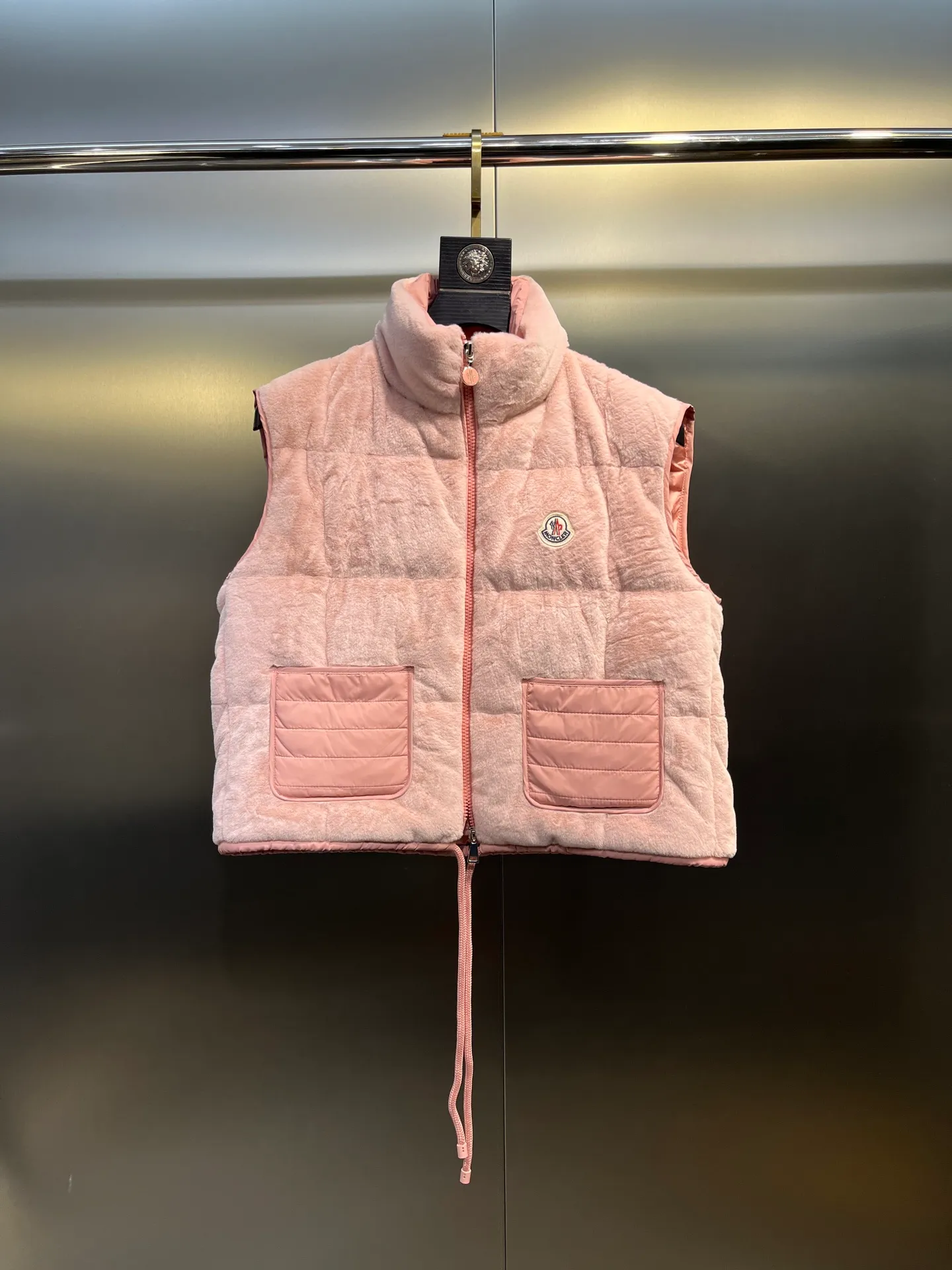P640 𝐌𝐎𝐍𝐂𝐋𝐄𝐑🌟Mandou The latest furry down vest for autumn and winter🩷Customized imported fabrics with soft, waxy and delicate texture are awesome. The classic bakery style design is so advanced and beautiful~~The eco-friendly fur design reduces the age of girls. The casual style is casual and super fashionable. Lightweight, warm and comfortable. Size: 1234