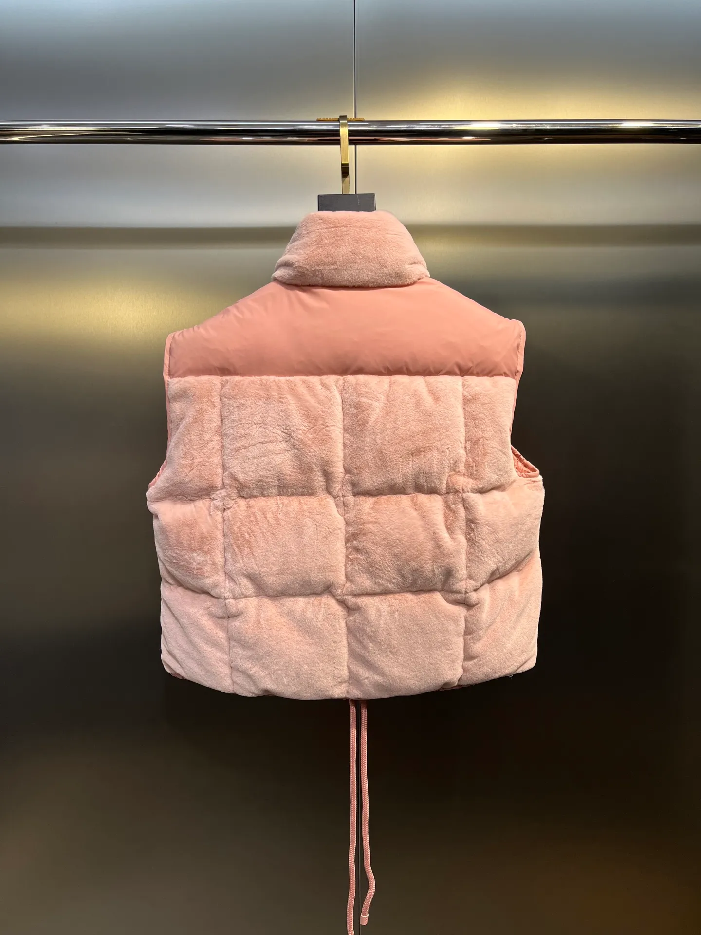 P640 𝐌𝐎𝐍𝐂𝐋𝐄𝐑🌟Mandou The latest furry down vest for autumn and winter🩷Customized imported fabrics with soft, waxy and delicate texture are awesome. The classic bakery style design is so advanced and beautiful~~The eco-friendly fur design reduces the age of girls. The casual style is casual and super fashionable. Lightweight, warm and comfortable. Size: 1234