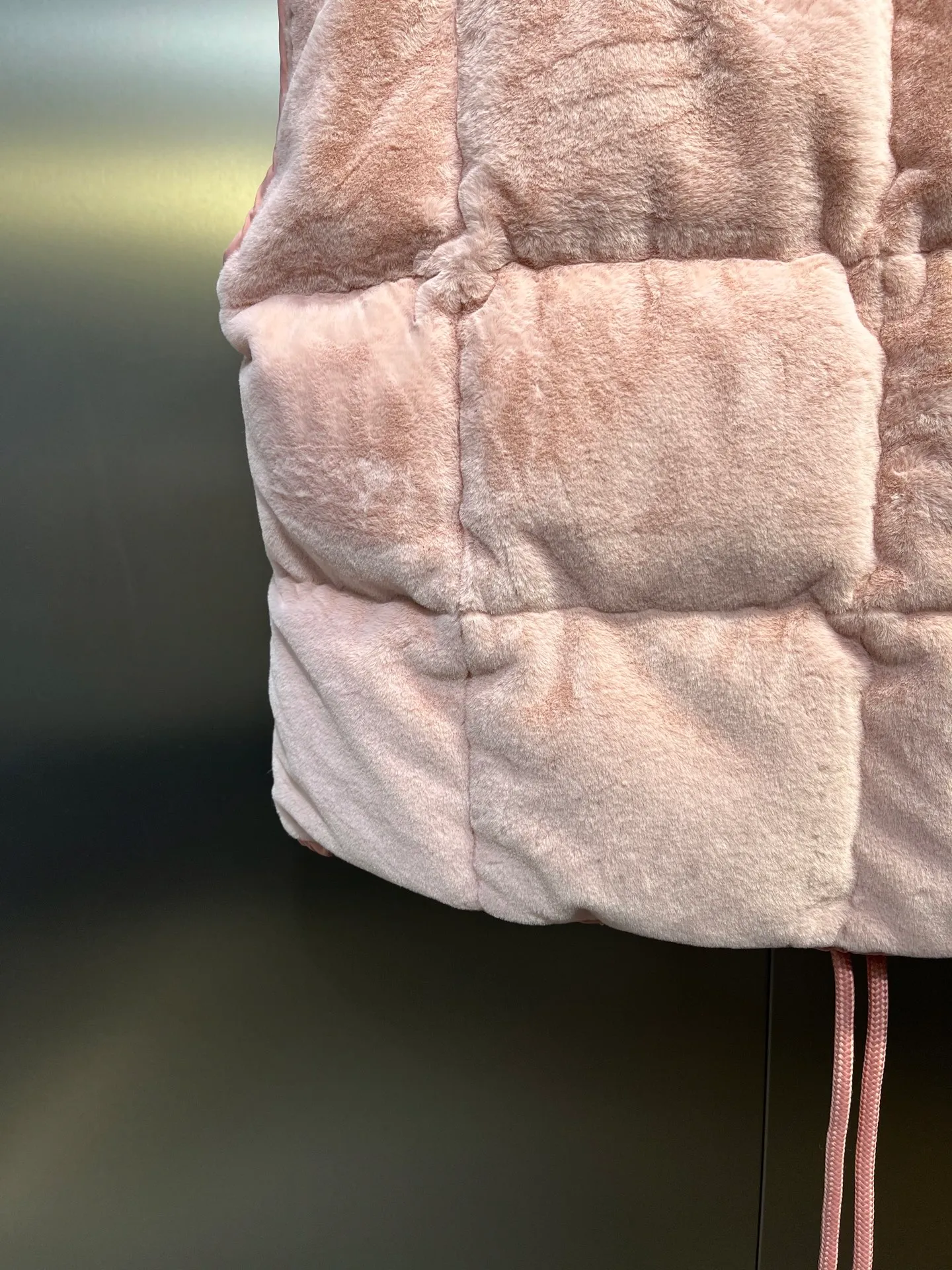 P640 𝐌𝐎𝐍𝐂𝐋𝐄𝐑🌟Mandou The latest furry down vest for autumn and winter🩷Customized imported fabrics with soft, waxy and delicate texture are awesome. The classic bakery style design is so advanced and beautiful~~The eco-friendly fur design reduces the age of girls. The casual style is casual and super fashionable. Lightweight, warm and comfortable. Size: 1234