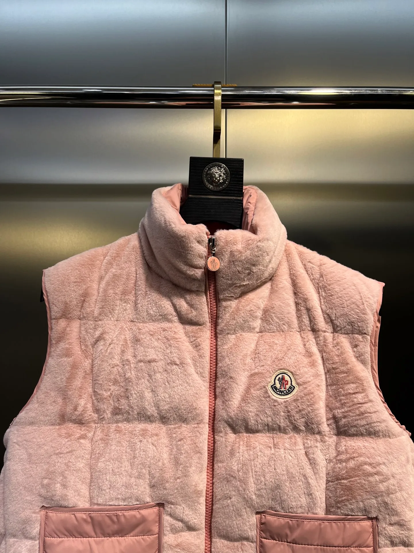 P640 𝐌𝐎𝐍𝐂𝐋𝐄𝐑🌟Mandou The latest furry down vest for autumn and winter🩷Customized imported fabrics with soft, waxy and delicate texture are awesome. The classic bakery style design is so advanced and beautiful~~The eco-friendly fur design reduces the age of girls. The casual style is casual and super fashionable. Lightweight, warm and comfortable. Size: 1234