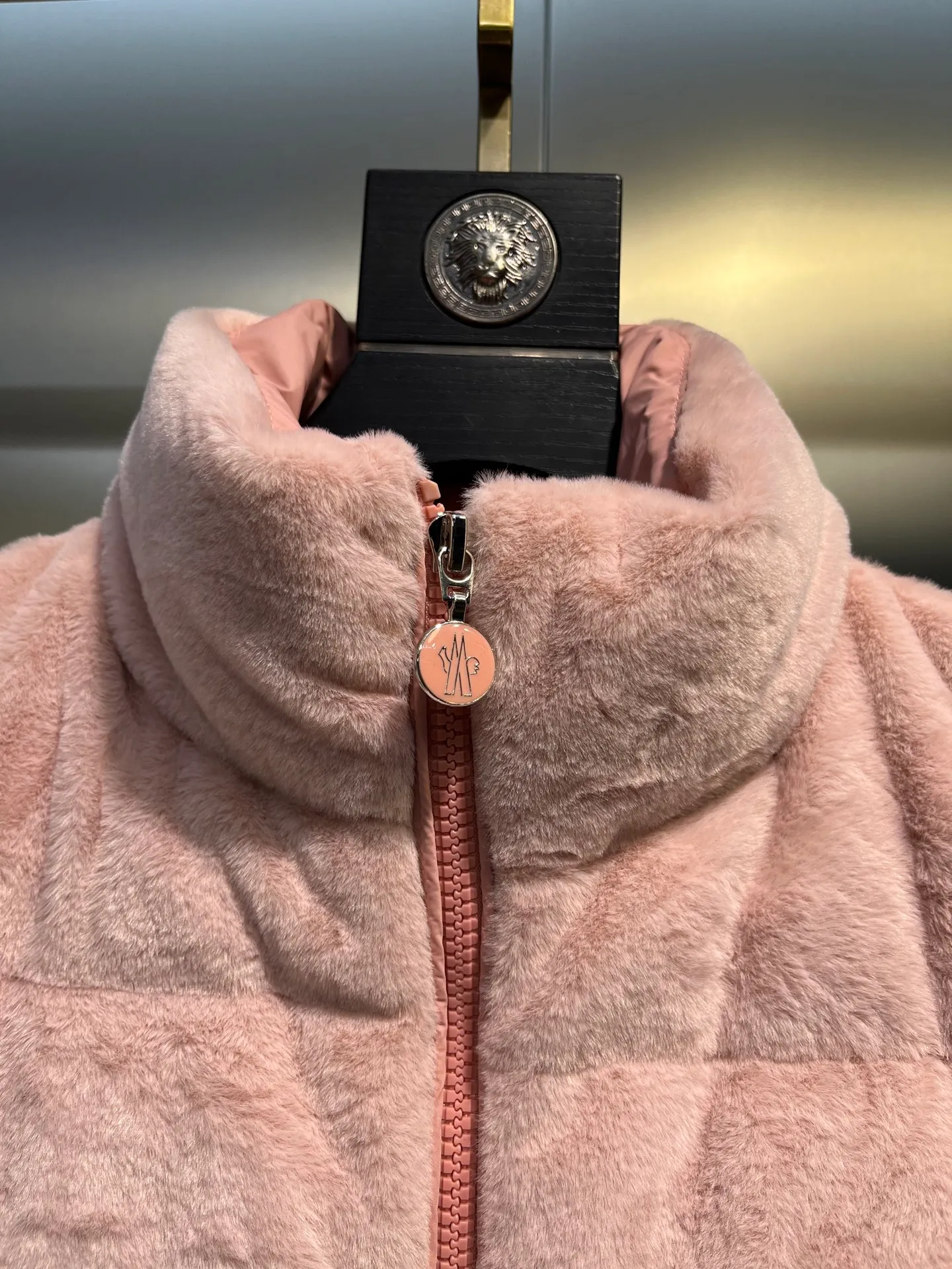 P640 𝐌𝐎𝐍𝐂𝐋𝐄𝐑🌟Mandou The latest furry down vest for autumn and winter🩷Customized imported fabrics with soft, waxy and delicate texture are awesome. The classic bakery style design is so advanced and beautiful~~The eco-friendly fur design reduces the age of girls. The casual style is casual and super fashionable. Lightweight, warm and comfortable. Size: 1234