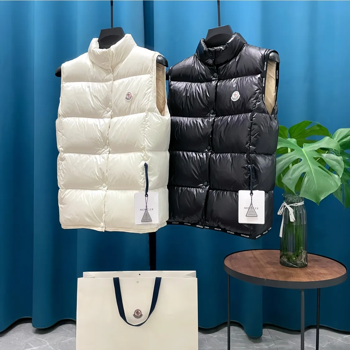 P640 Moncler➡️Mongolian Yuhuang 24ss Stand Collar Down Vest Vest is a hot seller at the counter! New winter down has been released 💥 New models are popping up in an endless stream, down vest vest 1:1 original mold opening, 90 white duck down, light and slim inside, comfortable and warm, simple and fashionable, ultra-fine tailoring. The accessories and hardware are also meticulous, just to bring you good products. Color: white black