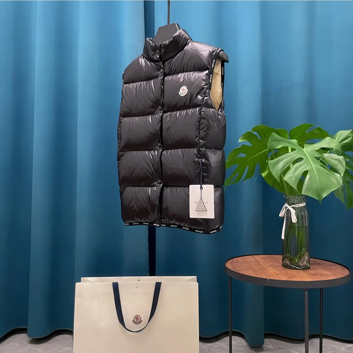 P640 Moncler➡️Mongolian Yuhuang 24ss Stand Collar Down Vest Vest is a hot seller at the counter! New winter down has been released 💥 New models are popping up in an endless stream, down vest vest 1:1 original mold opening, 90 white duck down, light and slim inside, comfortable and warm, simple and fashionable, ultra-fine tailoring. The accessories and hardware are also meticulous, just to bring you good products. Color: white black