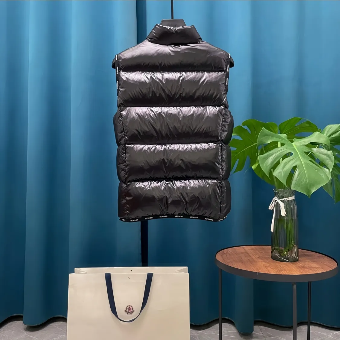 P640 Moncler➡️Mongolian Yuhuang 24ss Stand Collar Down Vest Vest is a hot seller at the counter! New winter down has been released 💥 New models are popping up in an endless stream, down vest vest 1:1 original mold opening, 90 white duck down, light and slim inside, comfortable and warm, simple and fashionable, ultra-fine tailoring. The accessories and hardware are also meticulous, just to bring you good products. Color: white black